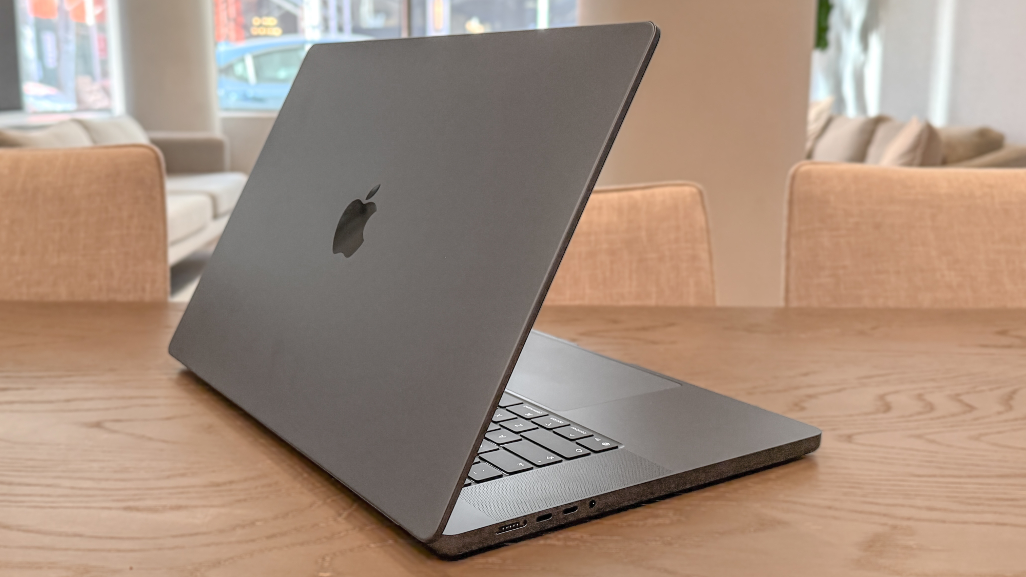 MacBook Pro 16 אינץ' M5 Pro על שולחן