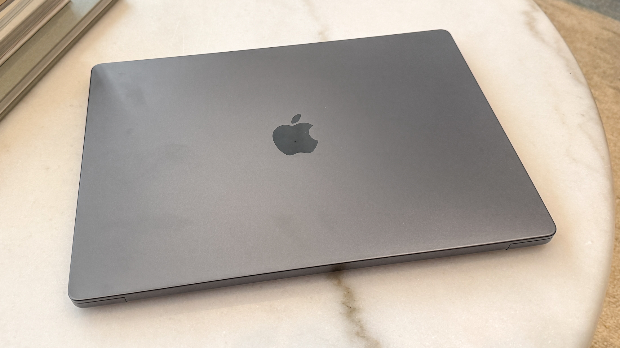 MacBook Pro 16 אינץ' M5 Pro על שולחן