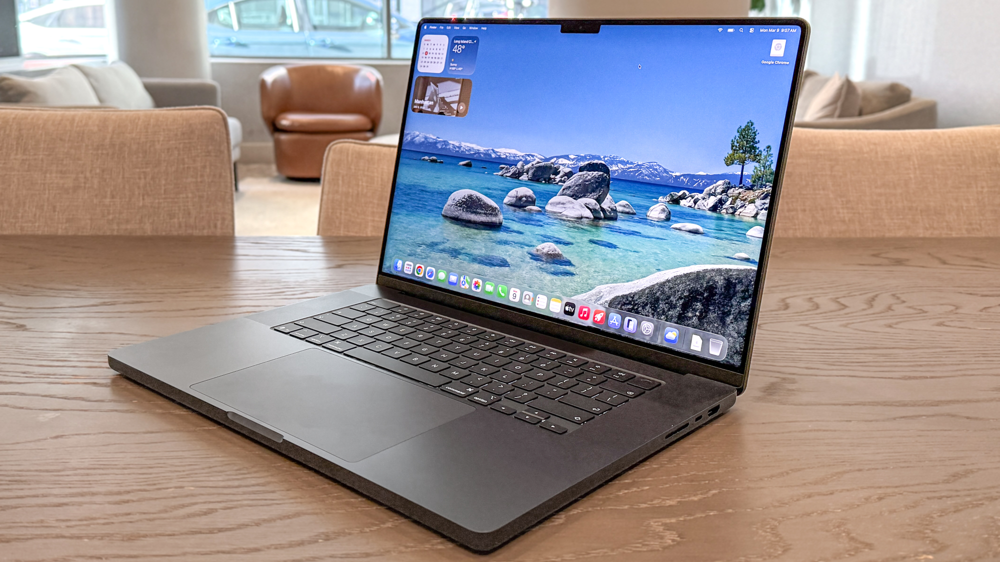 MacBook Pro 16 אינץ' M5 Pro על שולחן