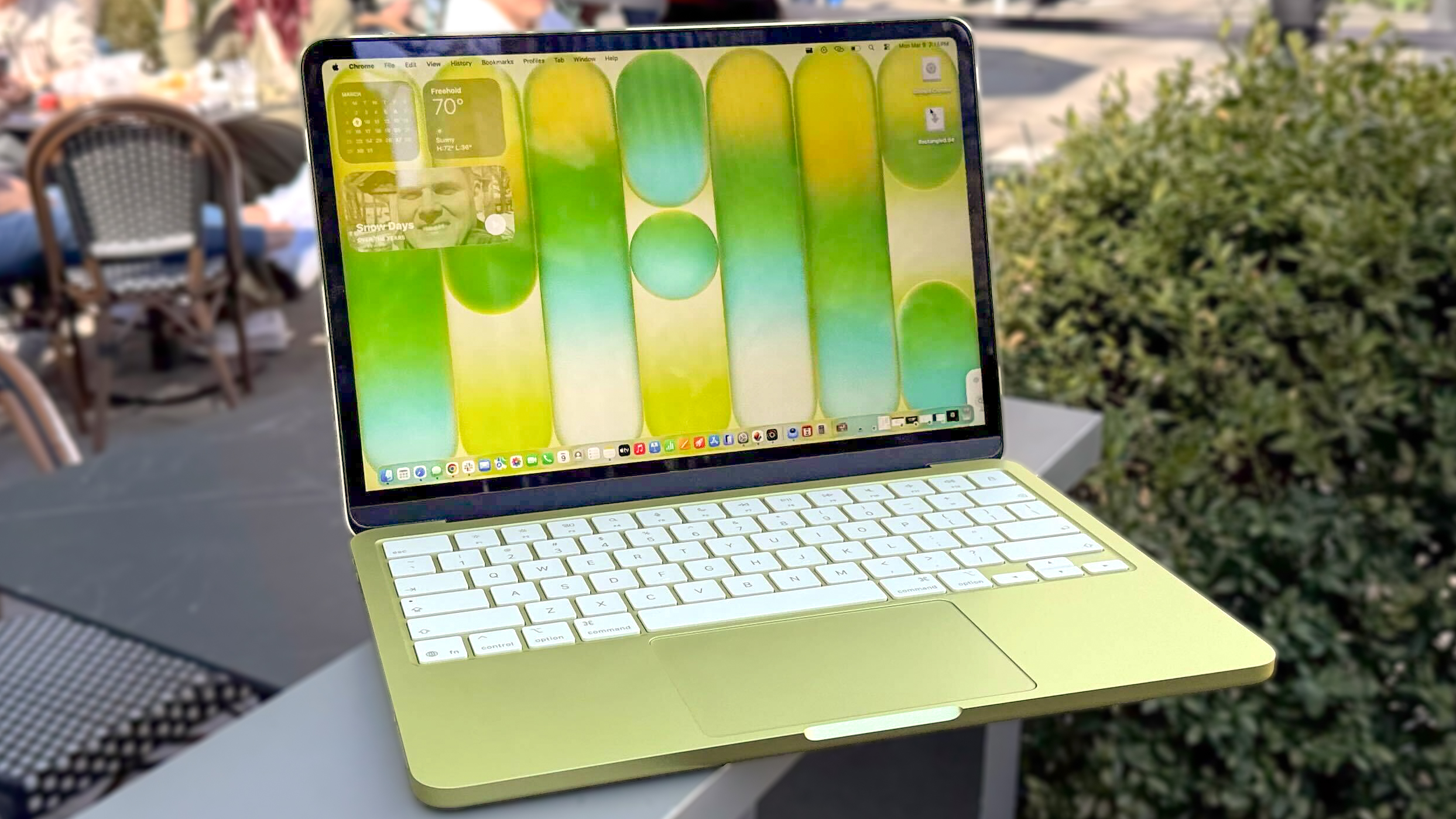 MacBook Neo מוצג על השולחן