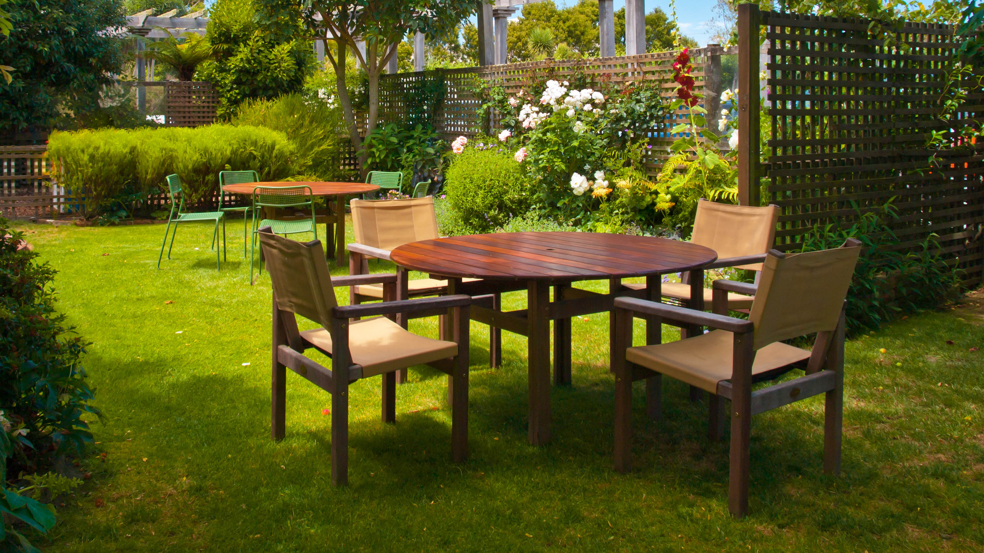 ריהוט על דשא