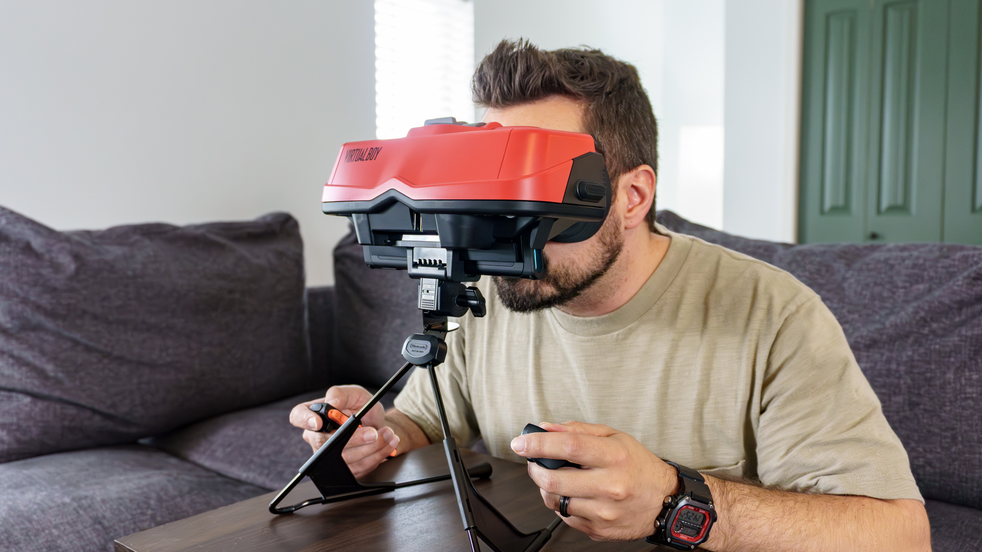 אדם משחק Virtual Boy ב-Switch 2 באמצעות האביזר החדש של נינטנדו
