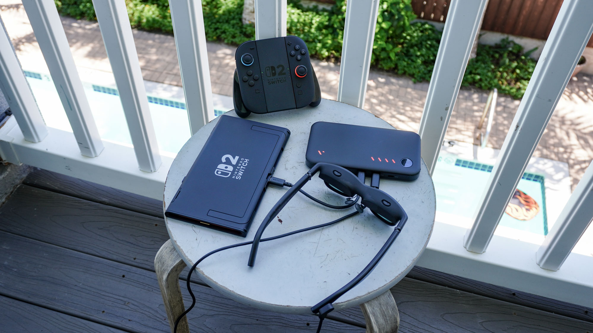 Nintendo Switch 2 על שולחן בחוץ ליד ה-Viture Pro Mobile Dock וזוג משקפי Viture Pro XR