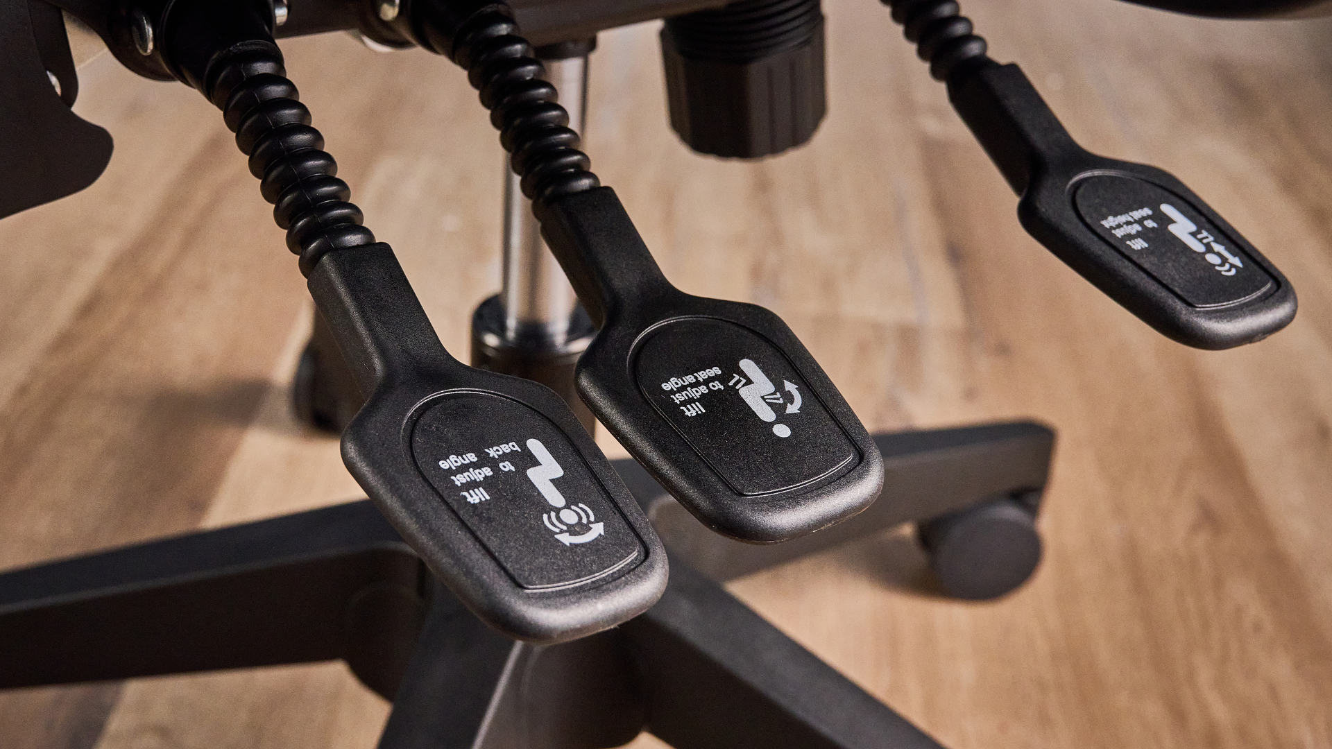 כיסא משרד ביתי Boulies OP180 מצולם מול שולחן כתיבה