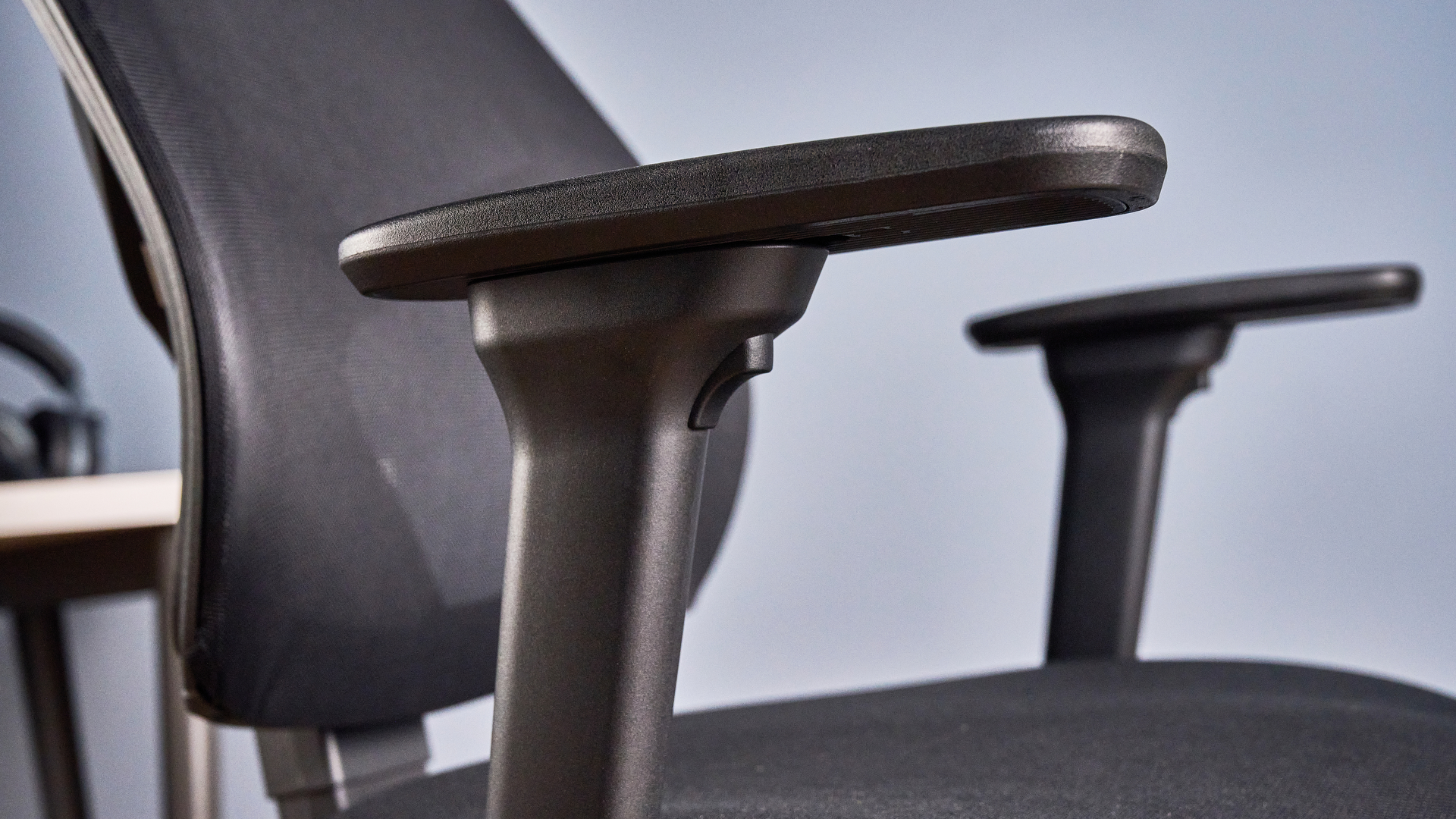 כיסא משרד ביתי Boulies OP180 מצולם מול שולחן כתיבה