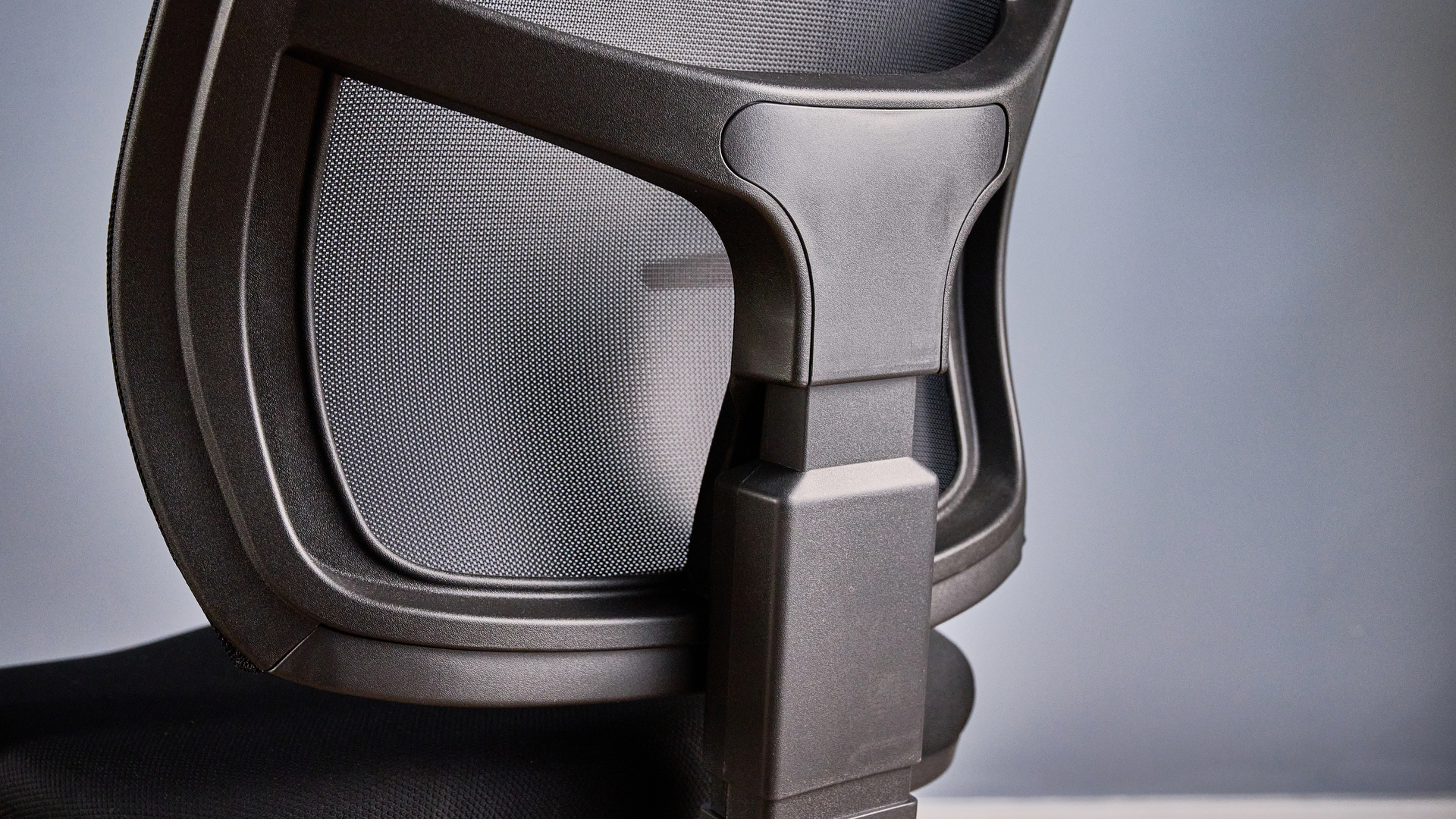 כיסא משרד ביתי Boulies OP180 מצולם מול שולחן כתיבה