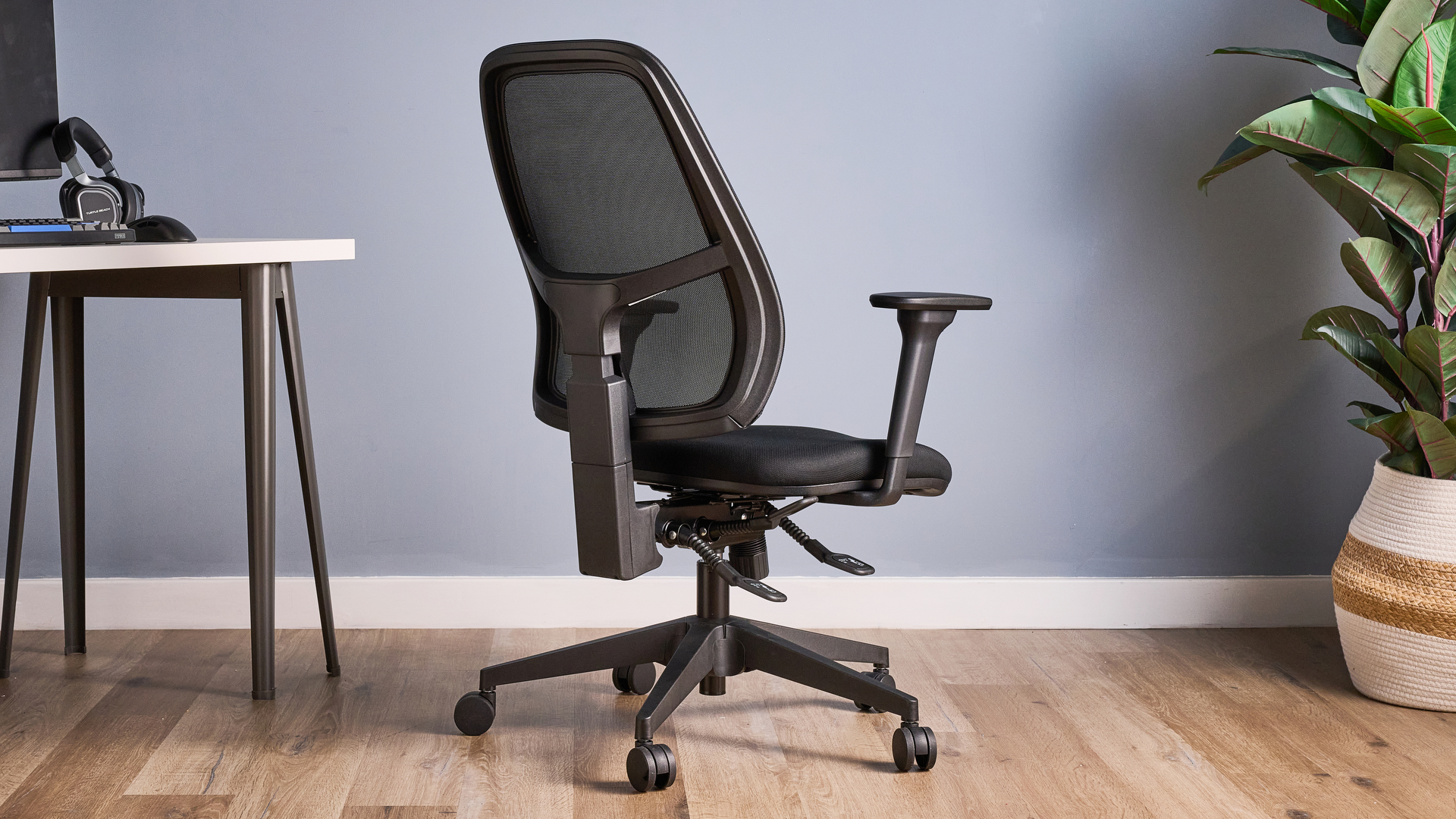 כיסא משרד ביתי Boulies OP180 מצולם מול שולחן כתיבה