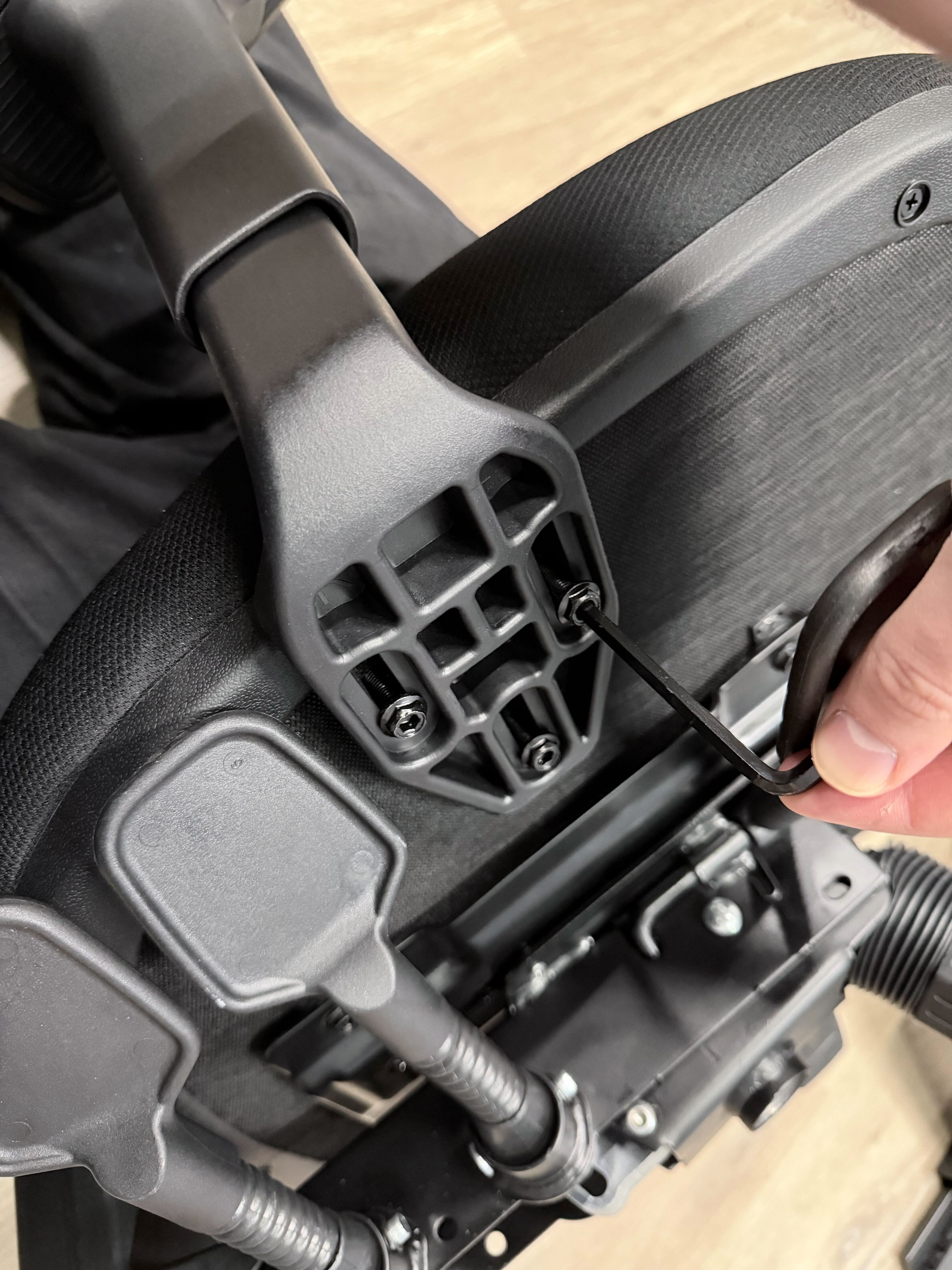 תהליך בניית הכיסא למשרד ביתי Boulies OP180