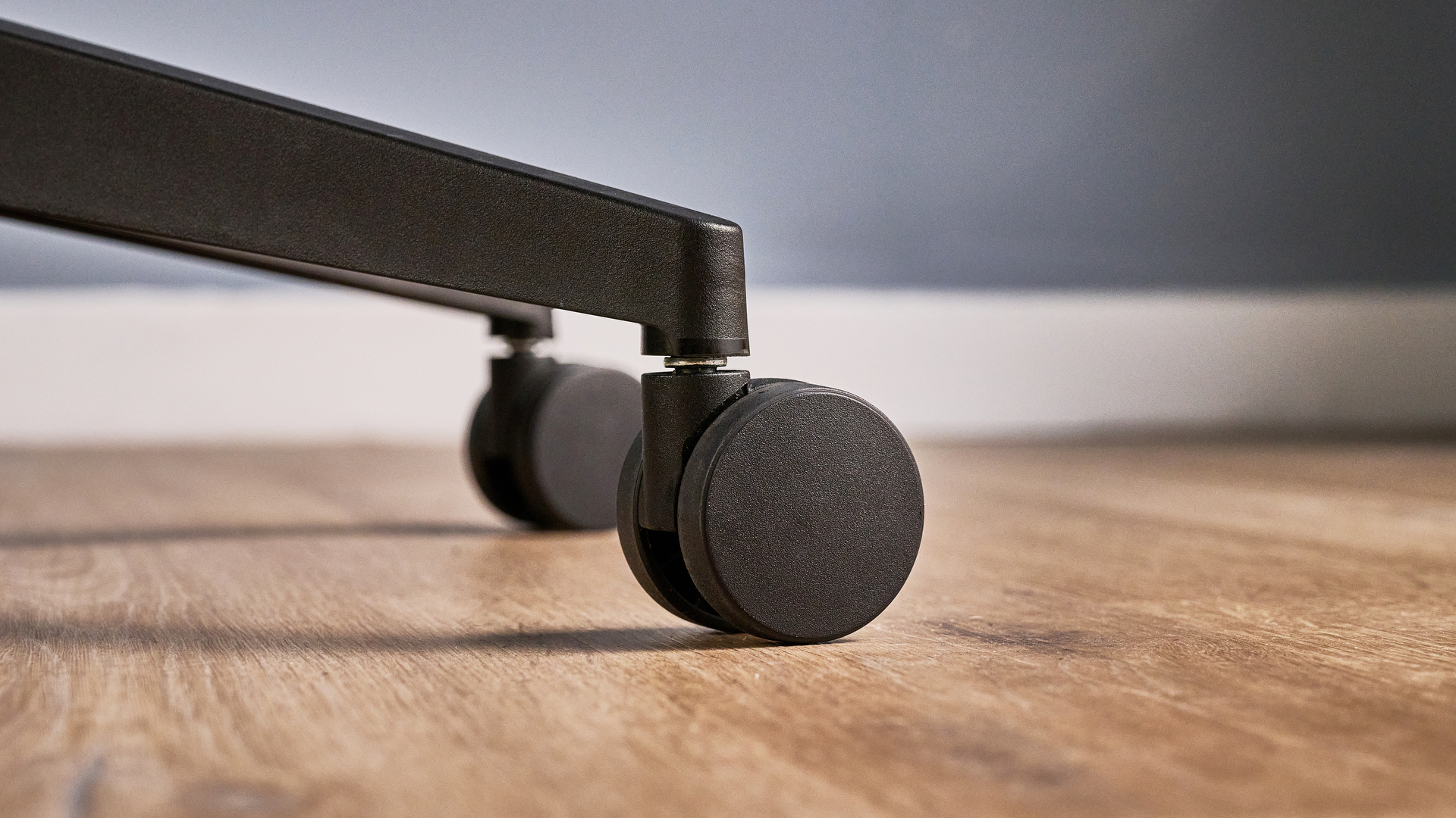 כיסא משרד ביתי Boulies OP180 מצולם מול שולחן כתיבה