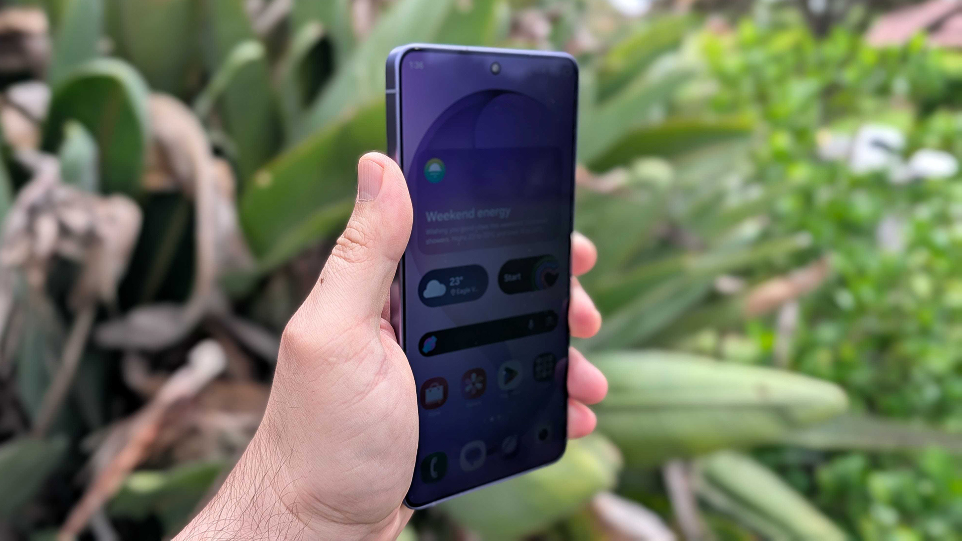 מצב תצוגת פרטיות מראה כיצד מסך ה-Samsung Galaxy S26 Ultra מחשיך כשהוא צופה בזווית