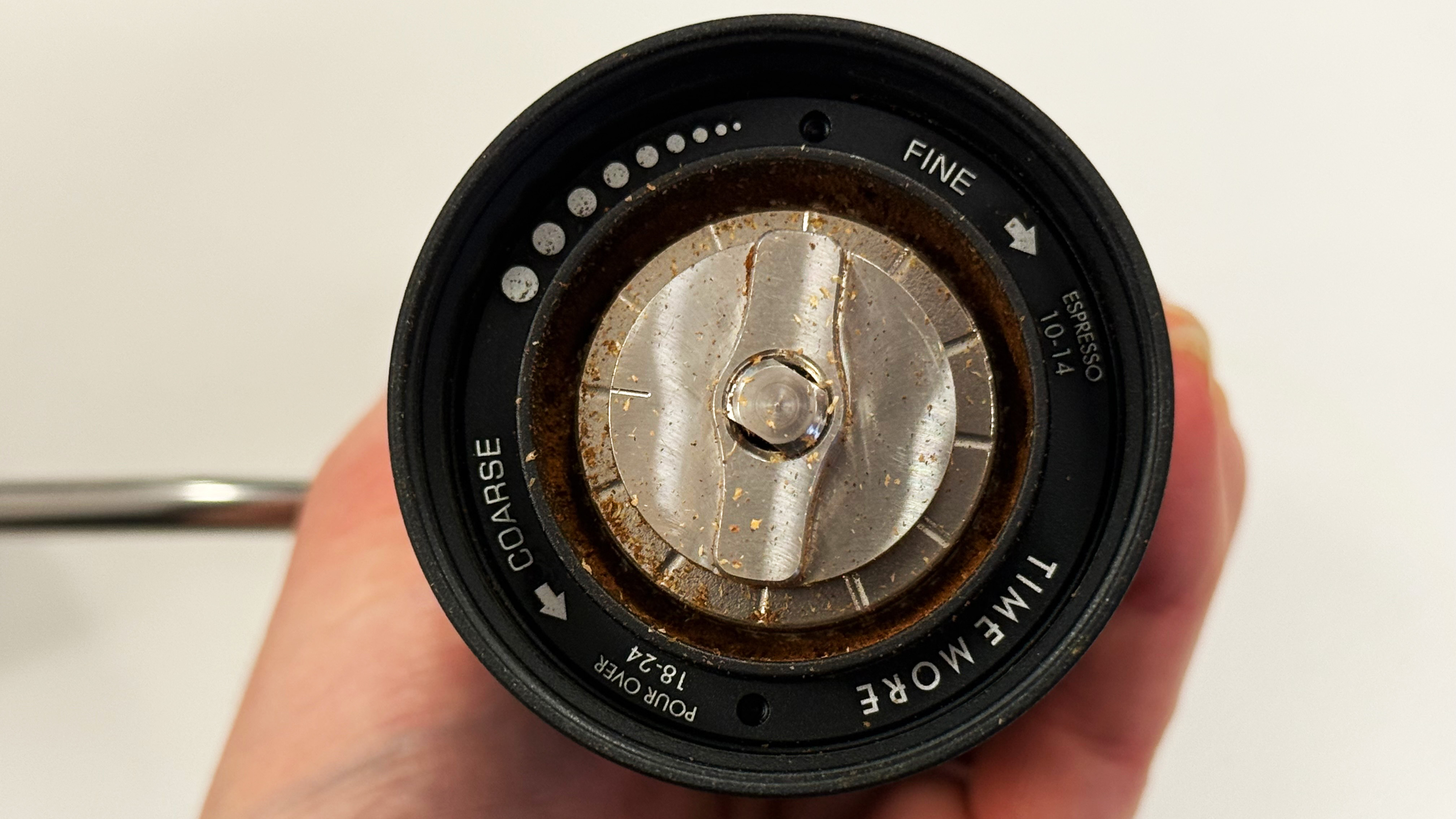 תמונה של מטחנת timemore chestnut c2s עם קפה