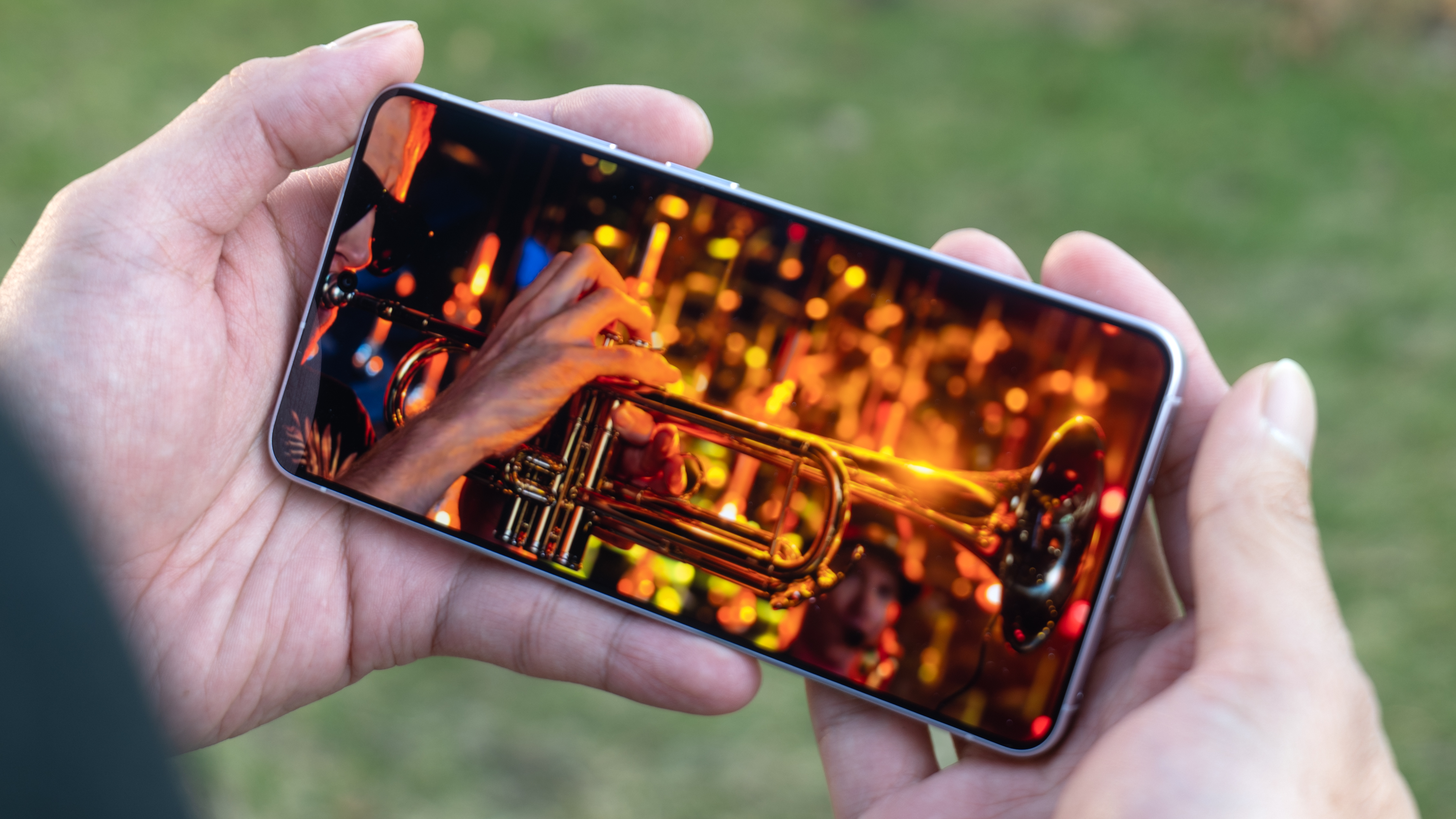 Samsung Galaxy S26 מוחזק ביד מנגן וידאו 4K HDR.