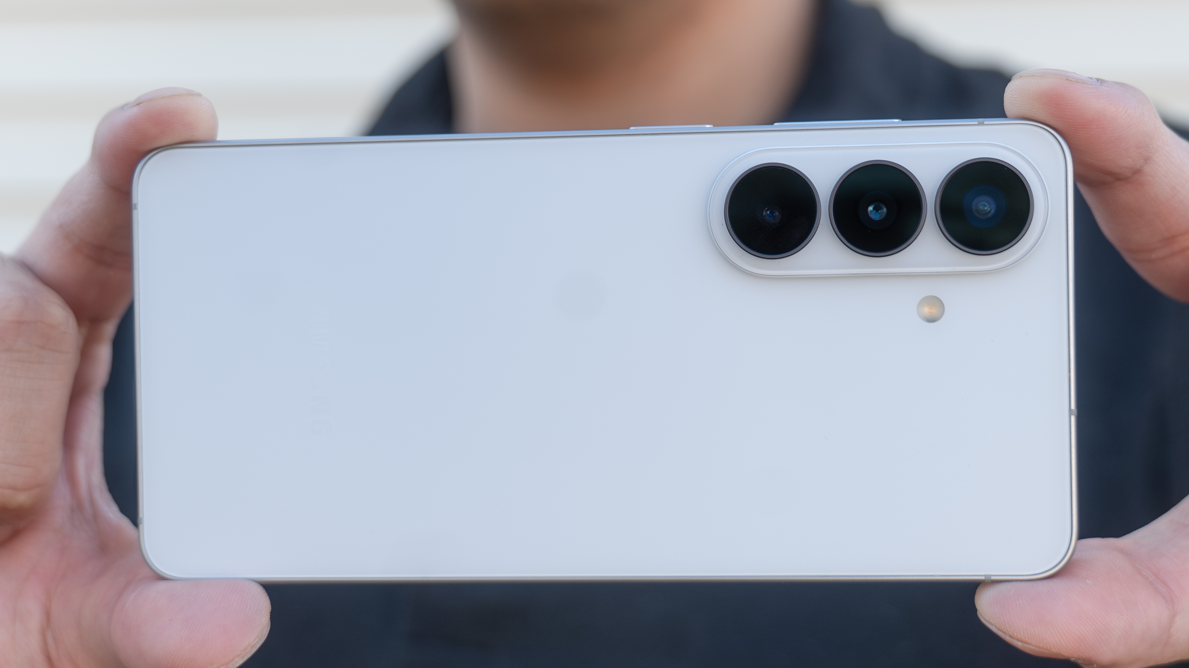 Samsung Galaxy S26 החזיק ביד כדי לצלם תמונה.