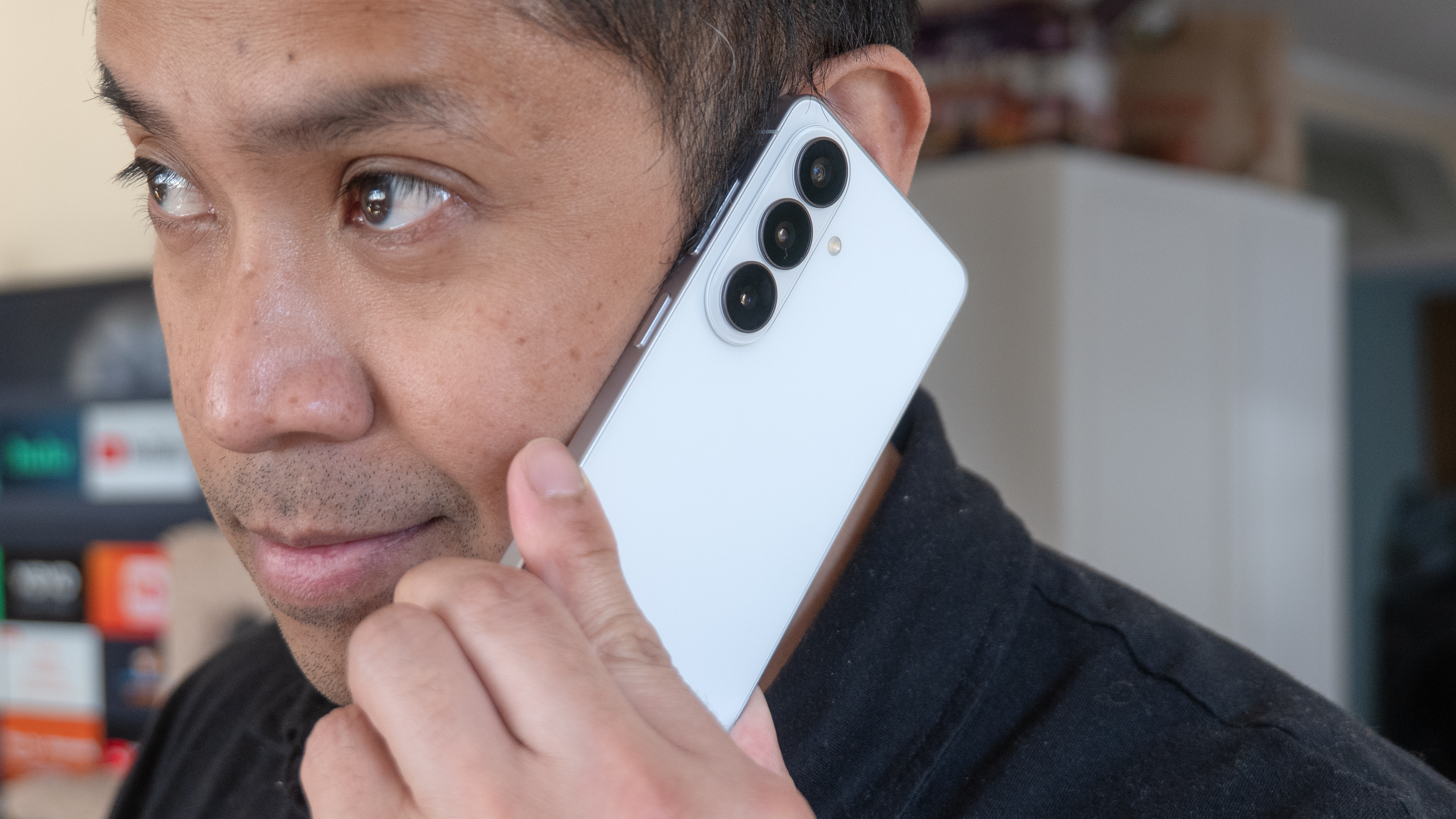 Samsung Galaxy S26 החזיק ביד לשיחת טלפון.