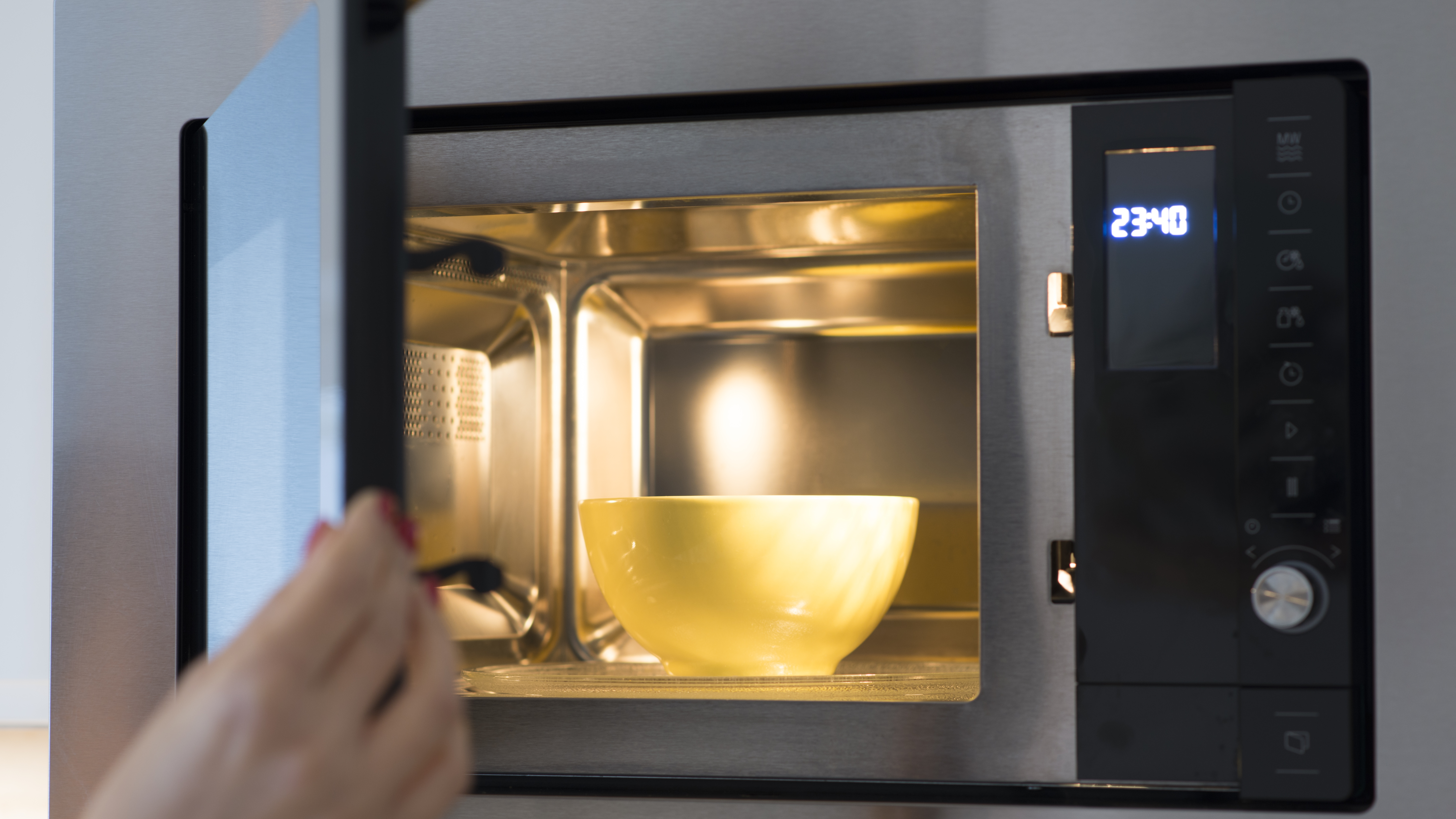 קערת חומץ בתוך מיקרוגל