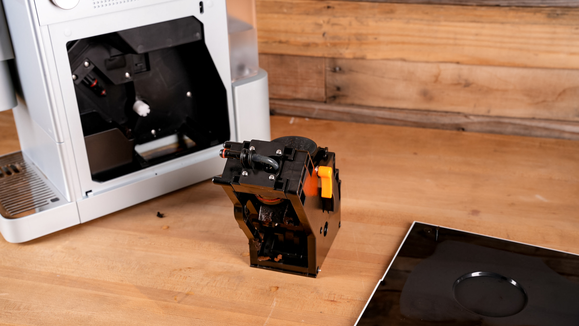 מכונת אספרסו Terra Kaffe Demi על משטח מטבח