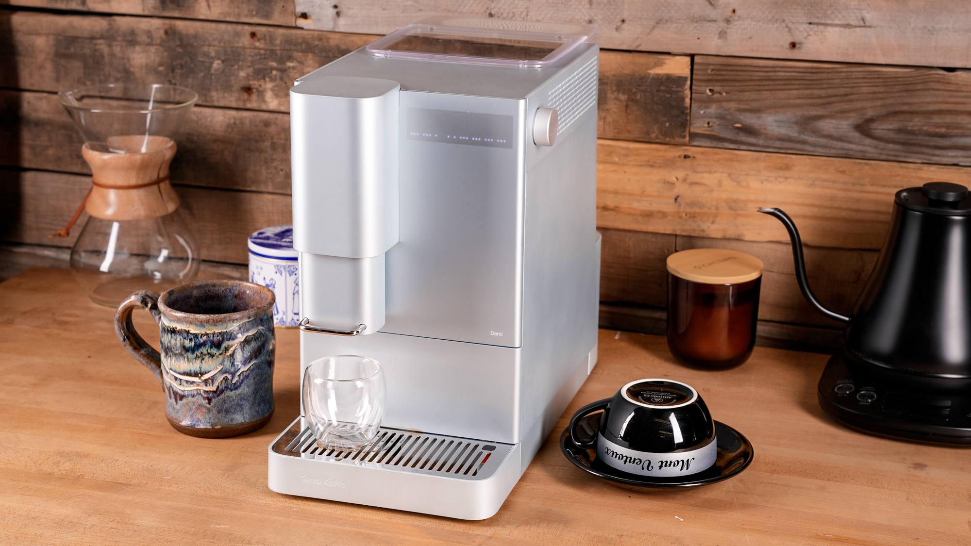 מכונת אספרסו Terra Kaffe Demi על משטח מטבח