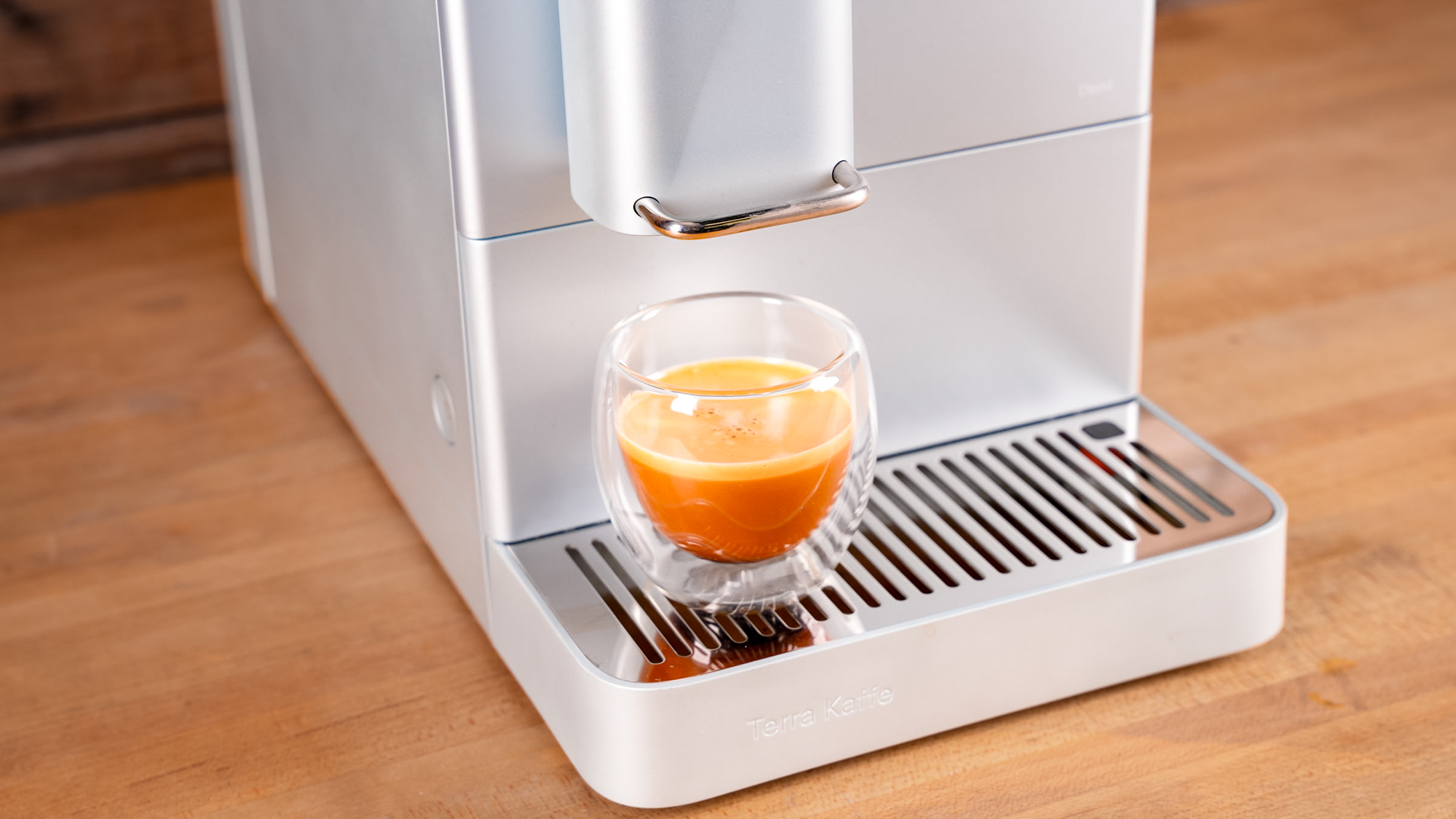 מכונת אספרסו Terra Kaffe Demi על משטח מטבח