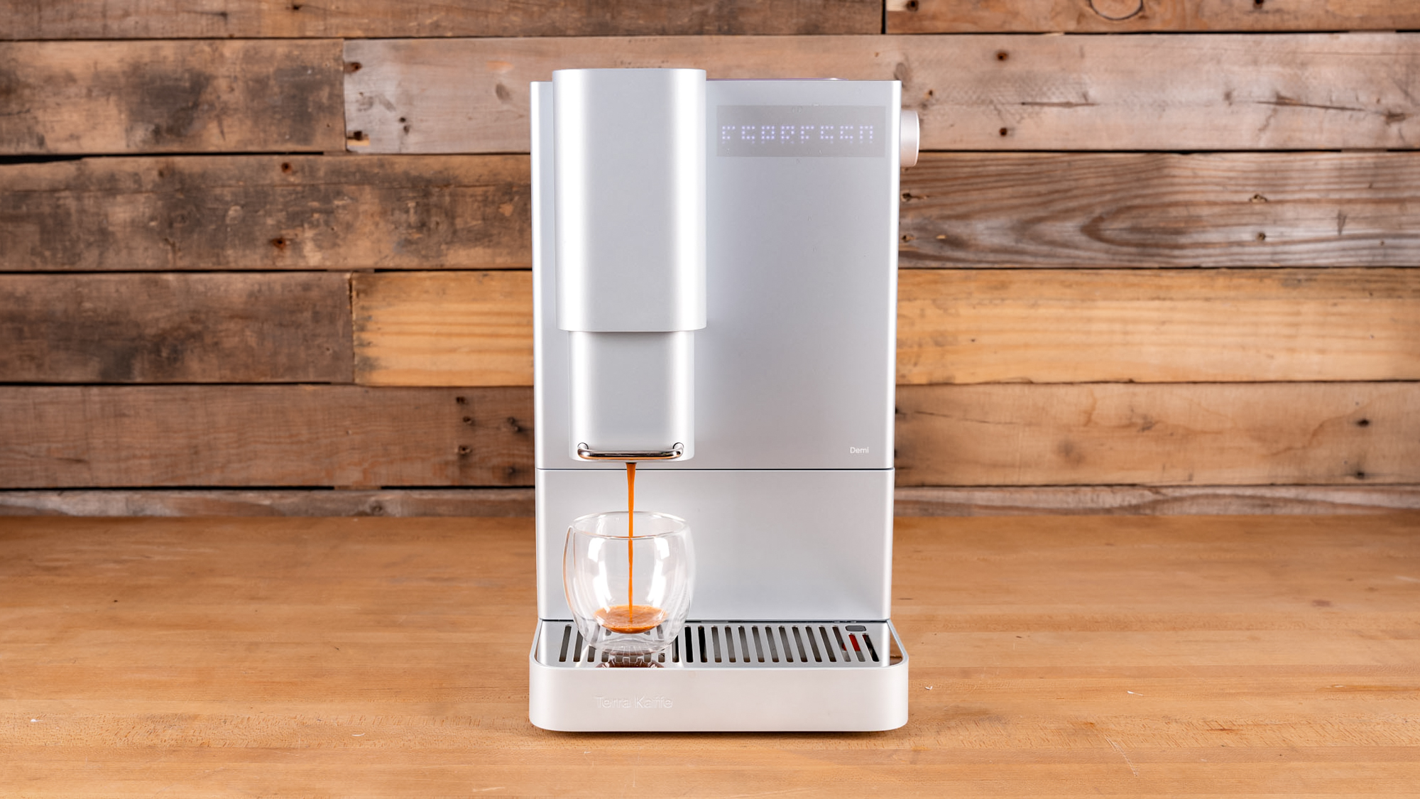 מכונת אספרסו Terra Kaffe Demi על משטח מטבח