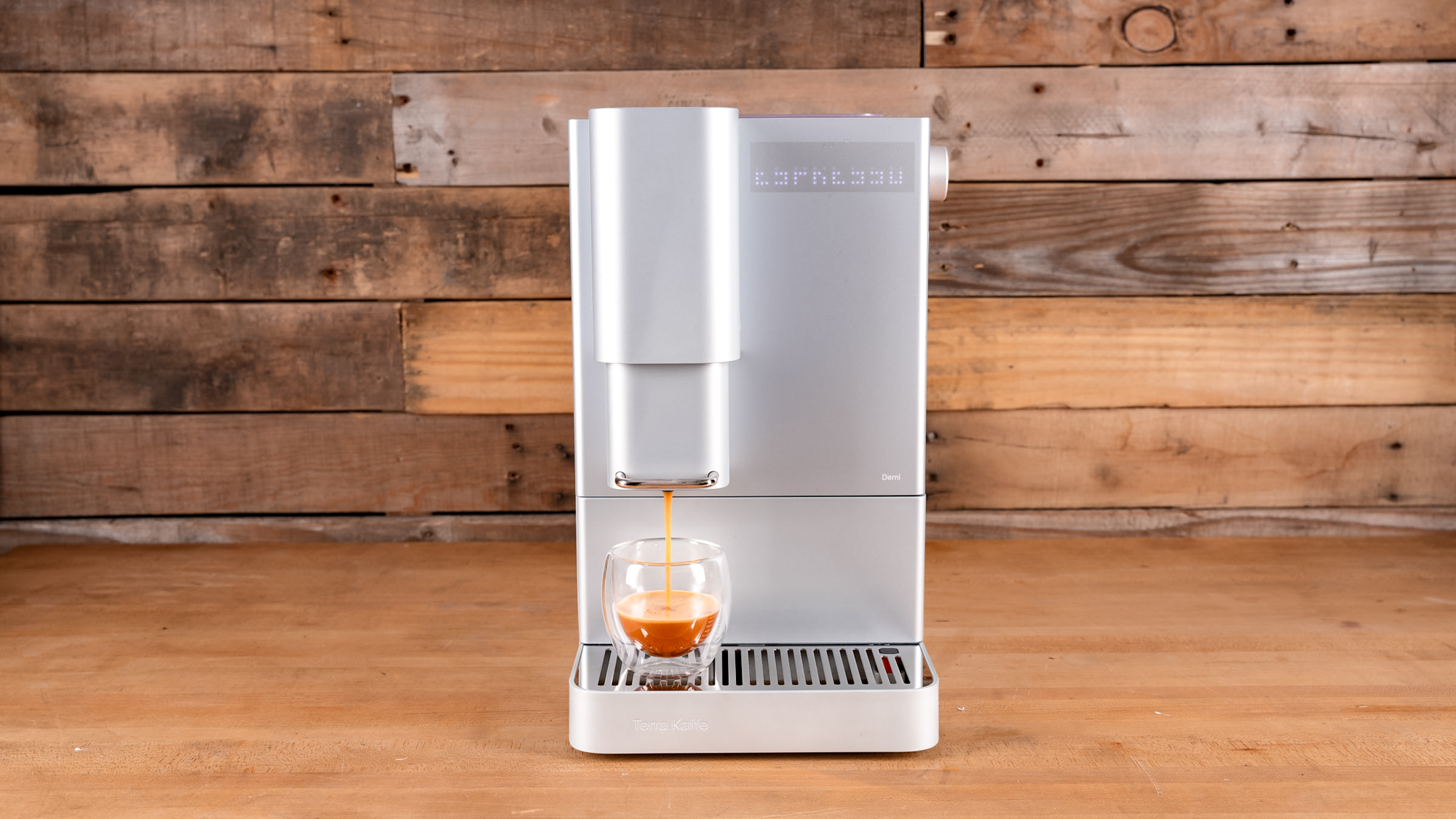 מכונת אספרסו Terra Kaffe Demi על משטח מטבח
