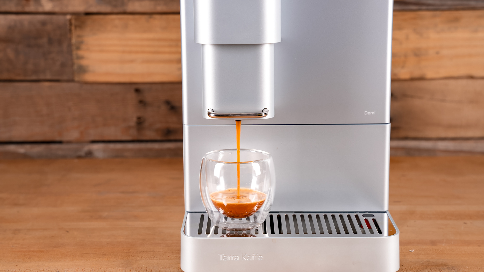 מכונת אספרסו Terra Kaffe Demi על משטח מטבח