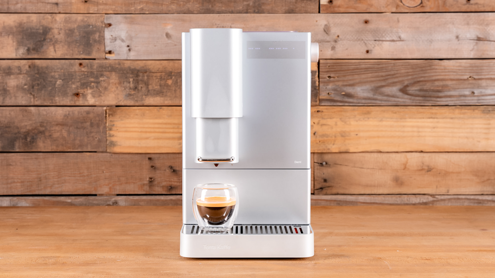 מכונת אספרסו Terra Kaffe Demi על משטח מטבח