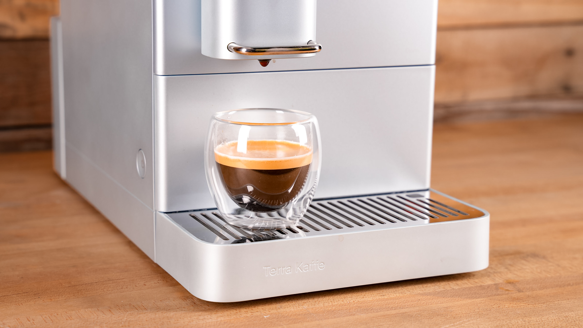 מכונת אספרסו Terra Kaffe Demi על משטח מטבח