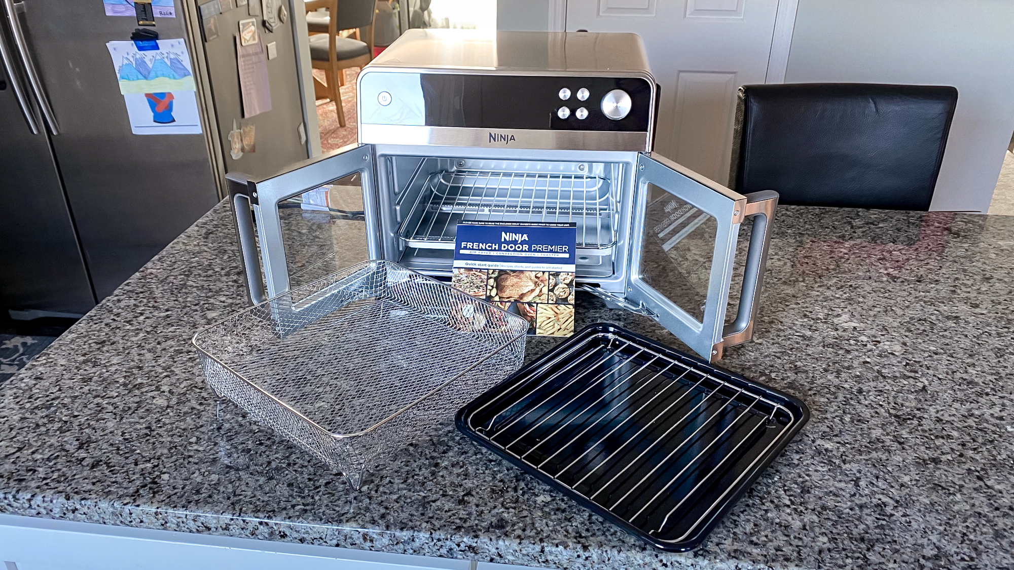 Ninja French Door Premier Air Fryer על דלפק במטבח