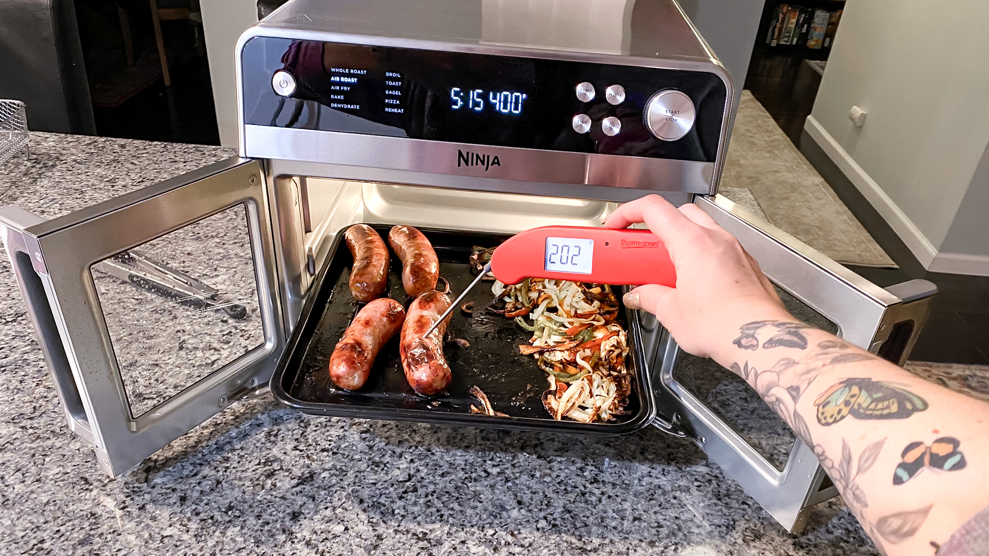 Ninja French Door Premier Air Fryer על דלפק במטבח