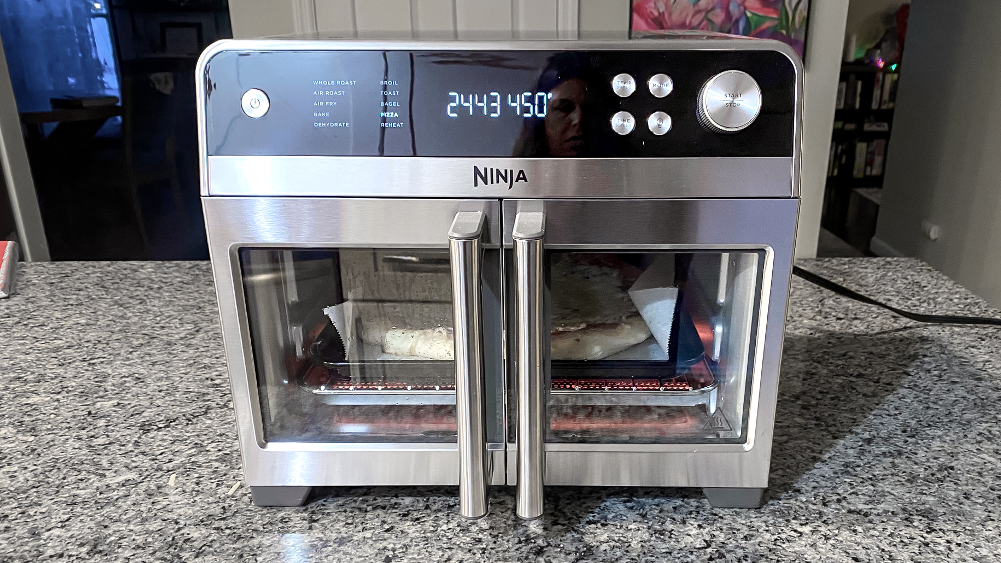 Ninja French Door Premier Air Fryer על דלפק במטבח