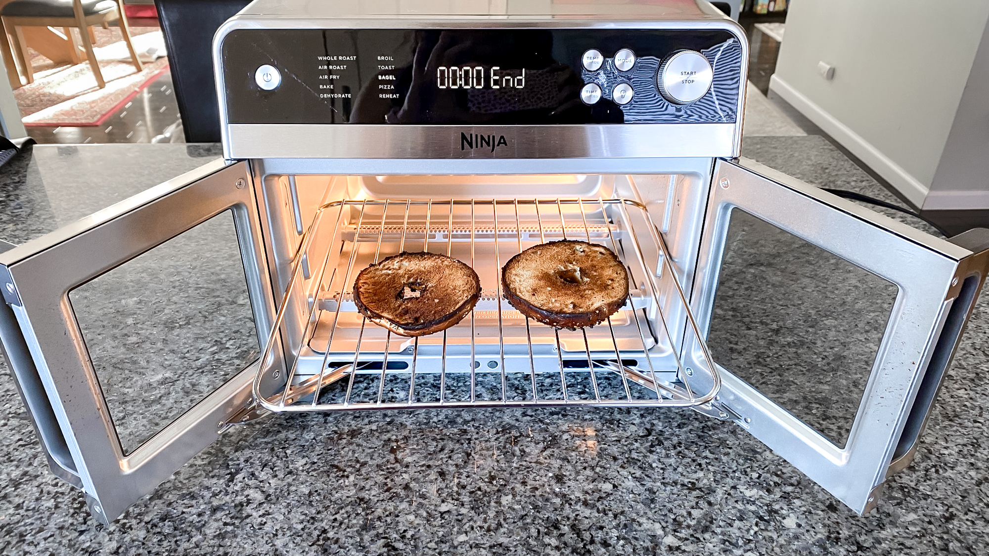 Ninja French Door Premier Air Fryer על דלפק במטבח