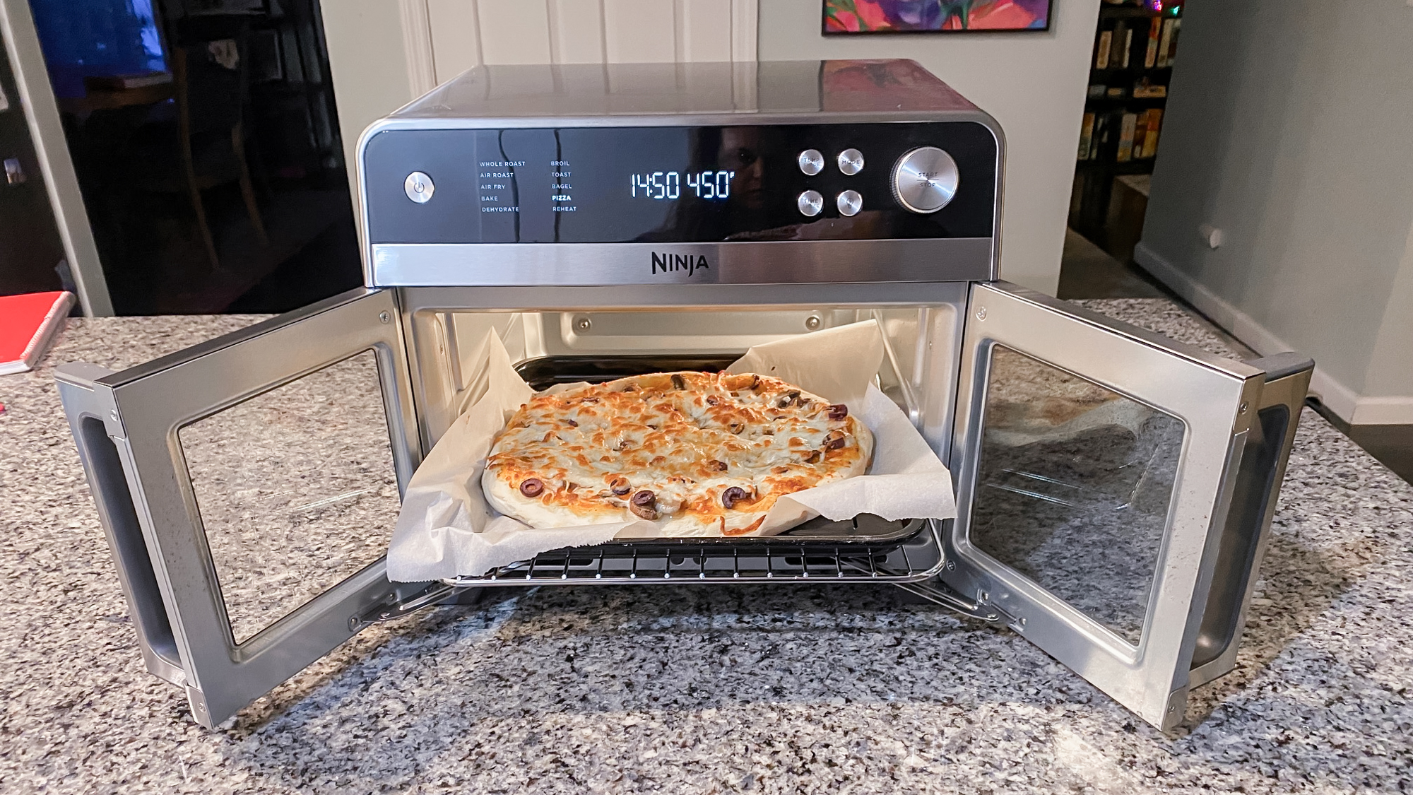 Ninja French Door Premier Air Fryer על דלפק במטבח