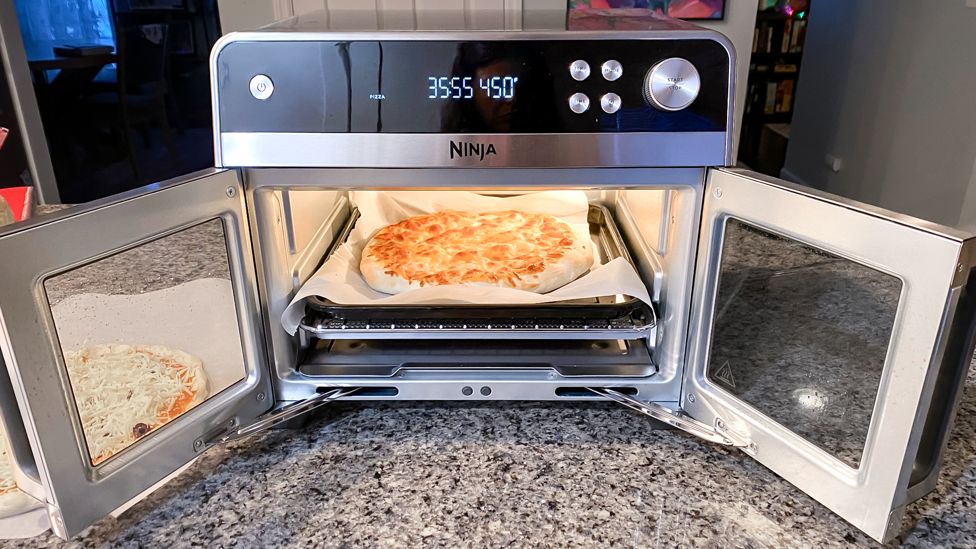 Ninja French Door Premier Air Fryer על דלפק במטבח