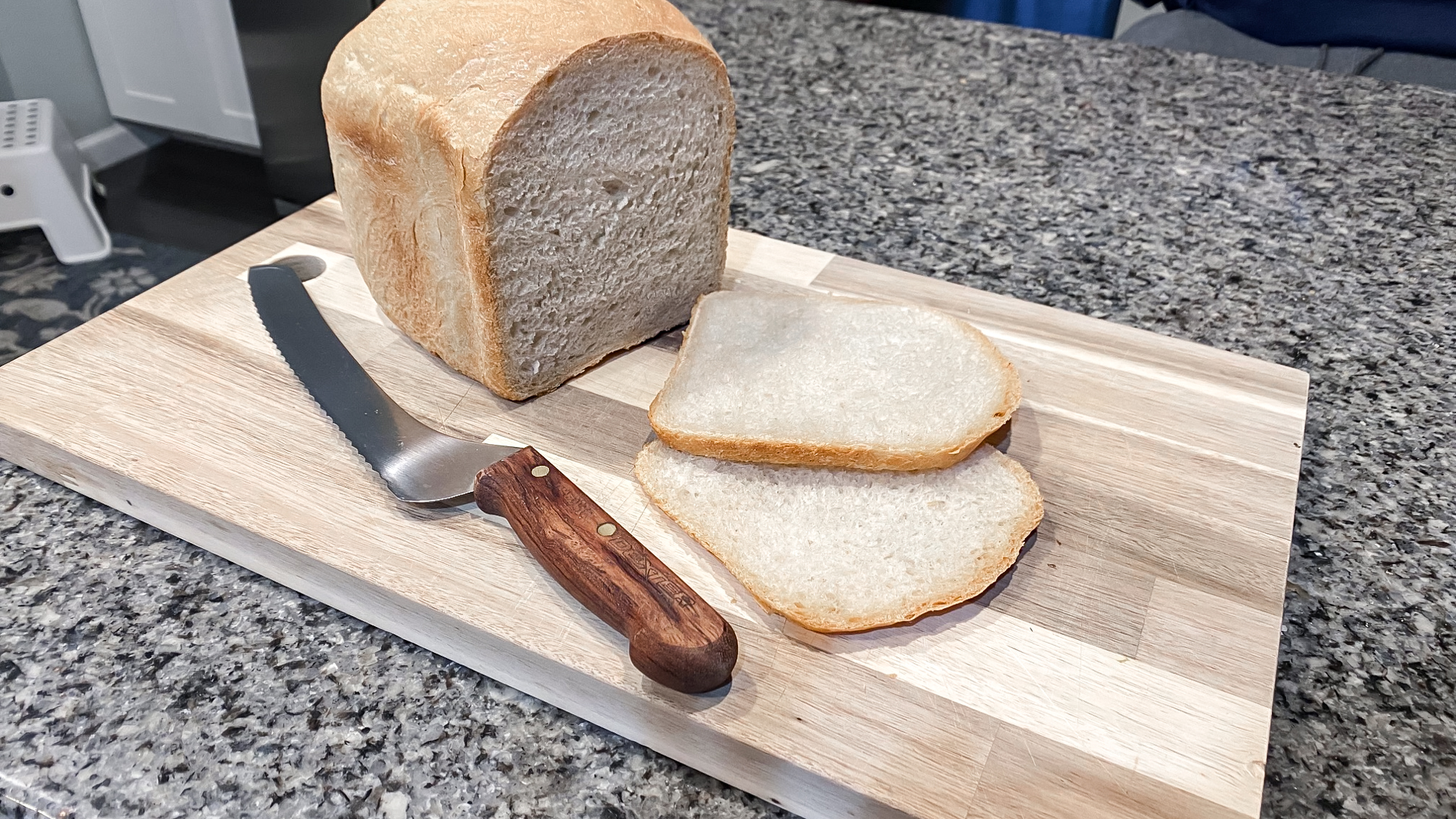 מכונת לחם אוטומטית של פנסוניק על דלפק במטבח