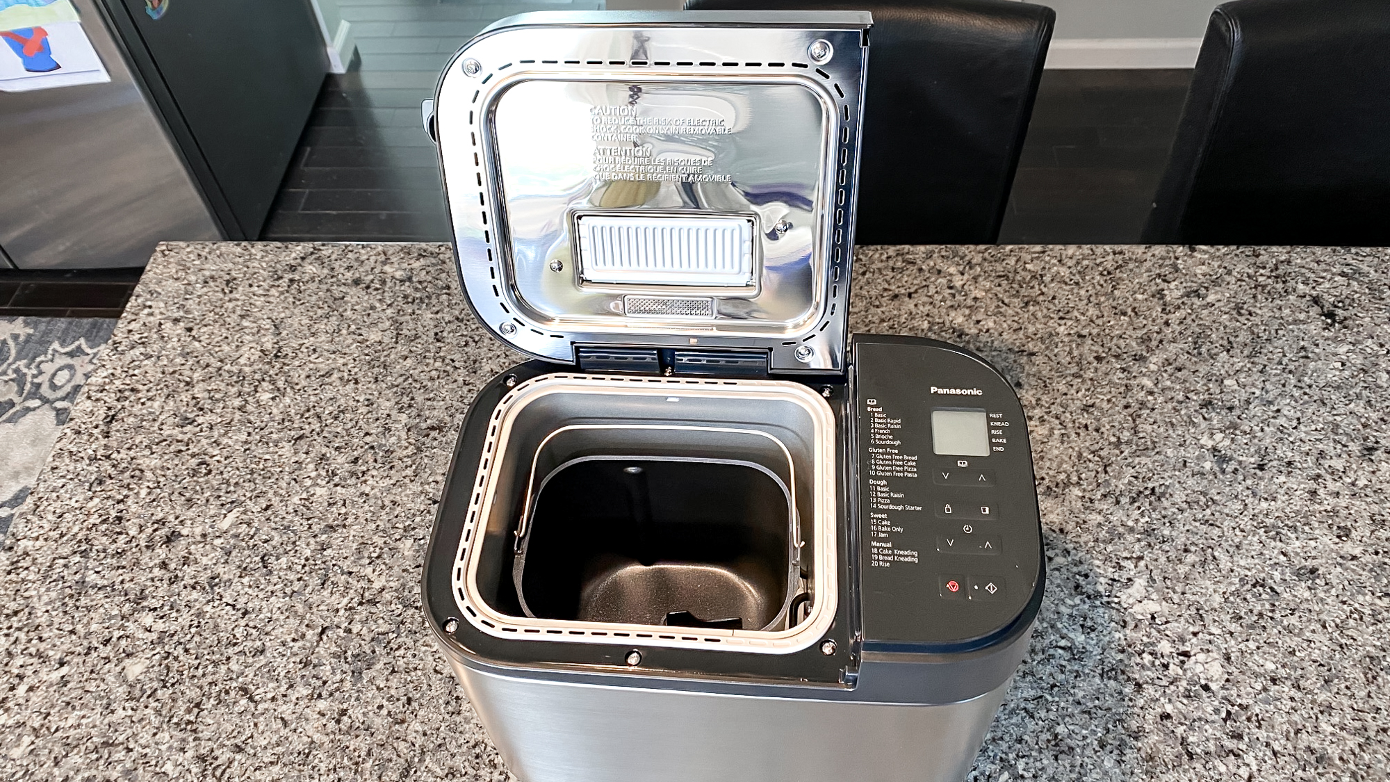 מכונת לחם אוטומטית של פנסוניק על דלפק במטבח