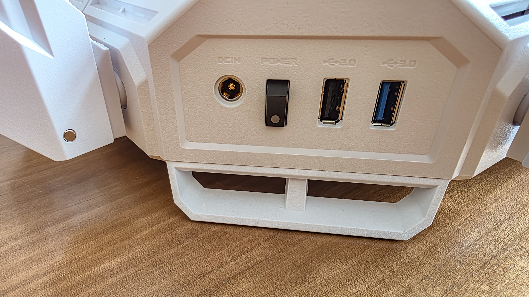 יציאות USB, HDMI ומתח בנתב Asus ROG Rapture GT-BE19000AI