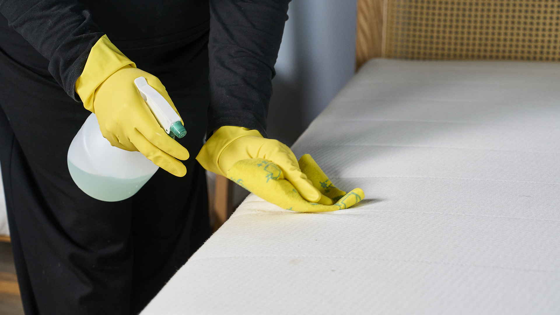 חבר בצוות השינה של Tom's Guide מתיז מזרון בתמיסת כתמים