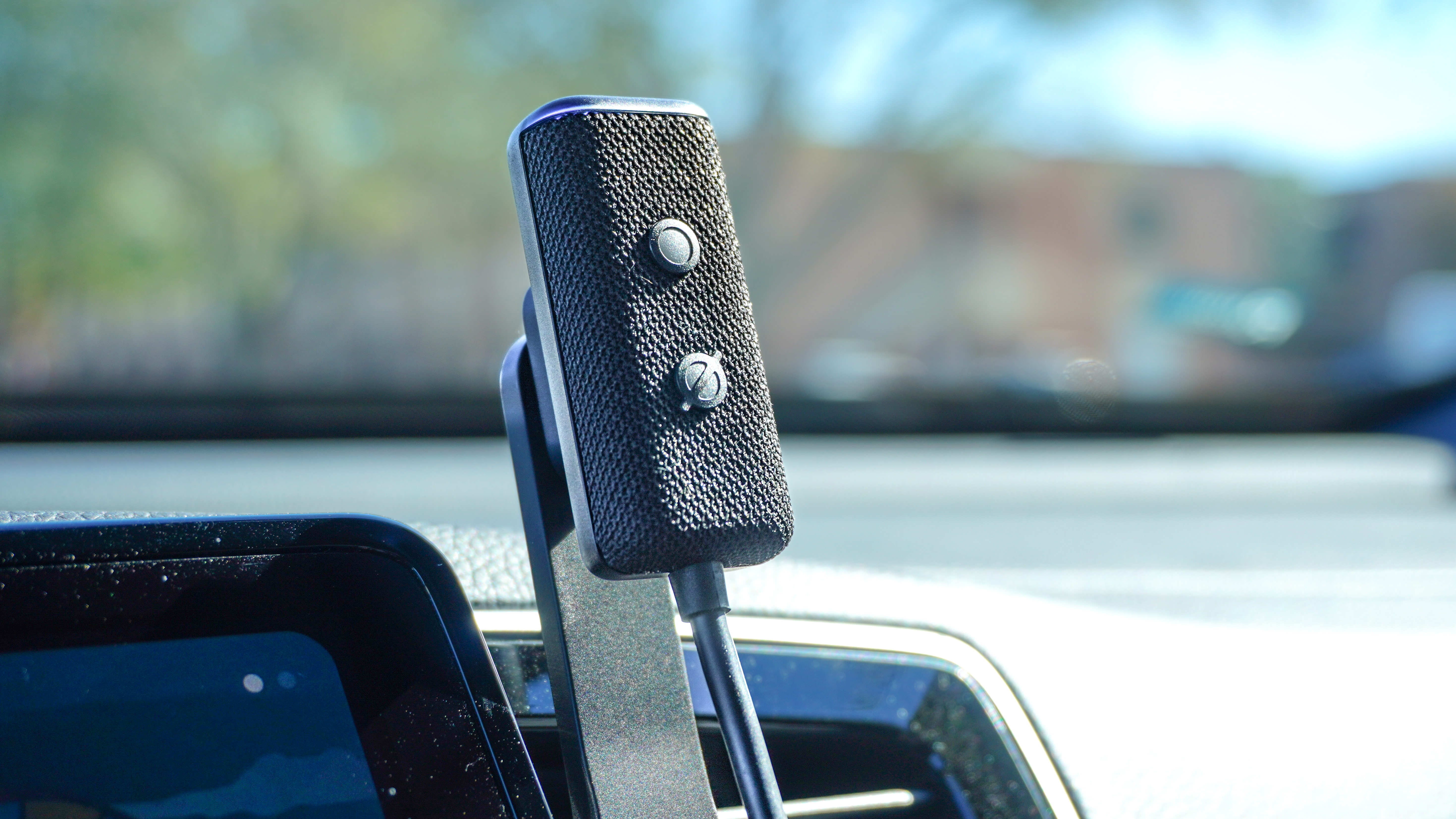 Echo Auto (דור שני) מותקן על פתח מאוורר של מכונית