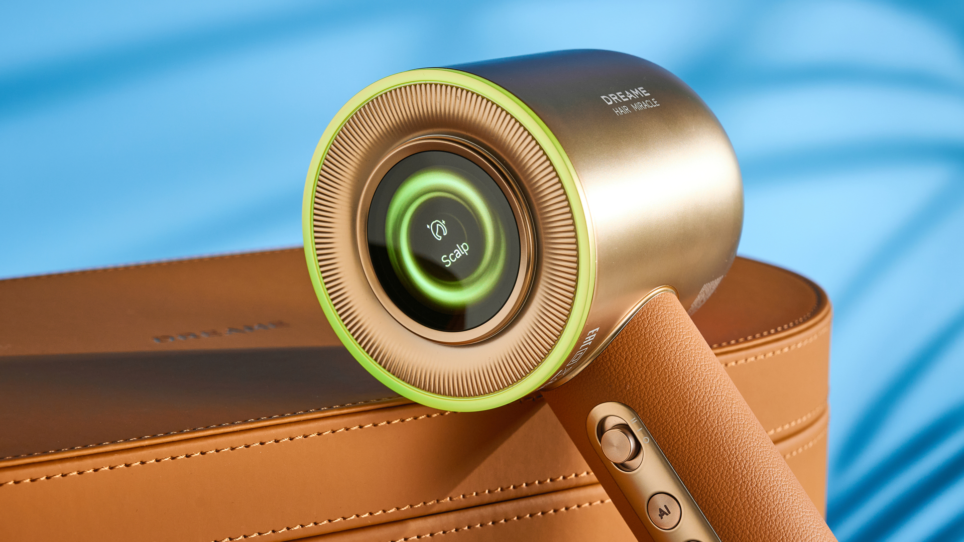 מייבש השיער dreame miracle pro בצבע זהב המציג את קופסת האחסון על רקע המדריך הכחול, עם ארבע חרירי החיבור כולל שתי פיות ייבוש, מפזר, והאיילוף המעופף