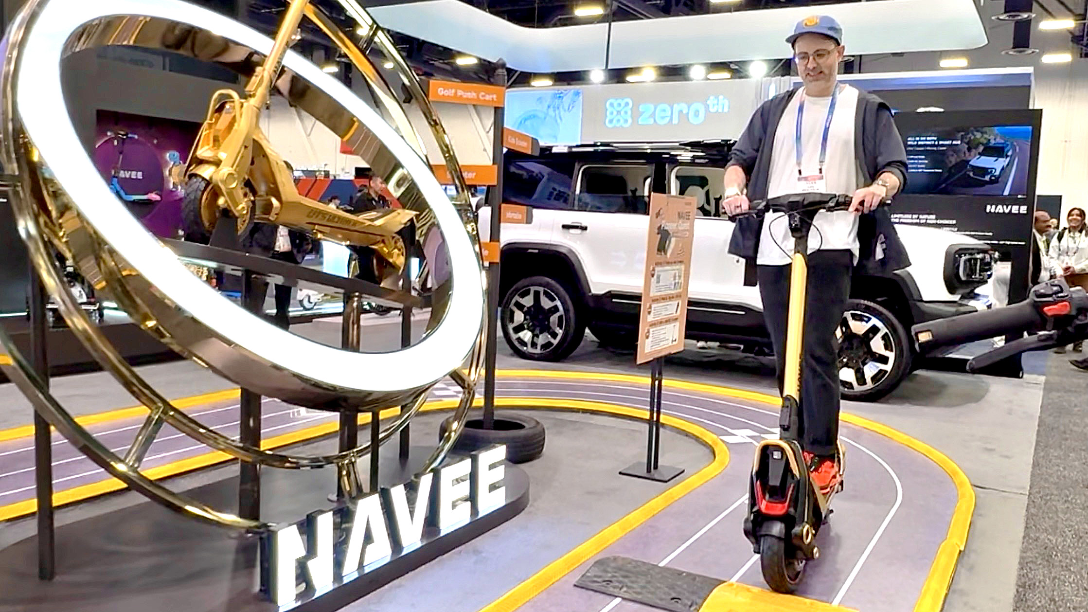 הסופר דן ברקליה בודק את הקורקינט החשמלי Navee UT5 Ultra X בתערוכת CES 2026