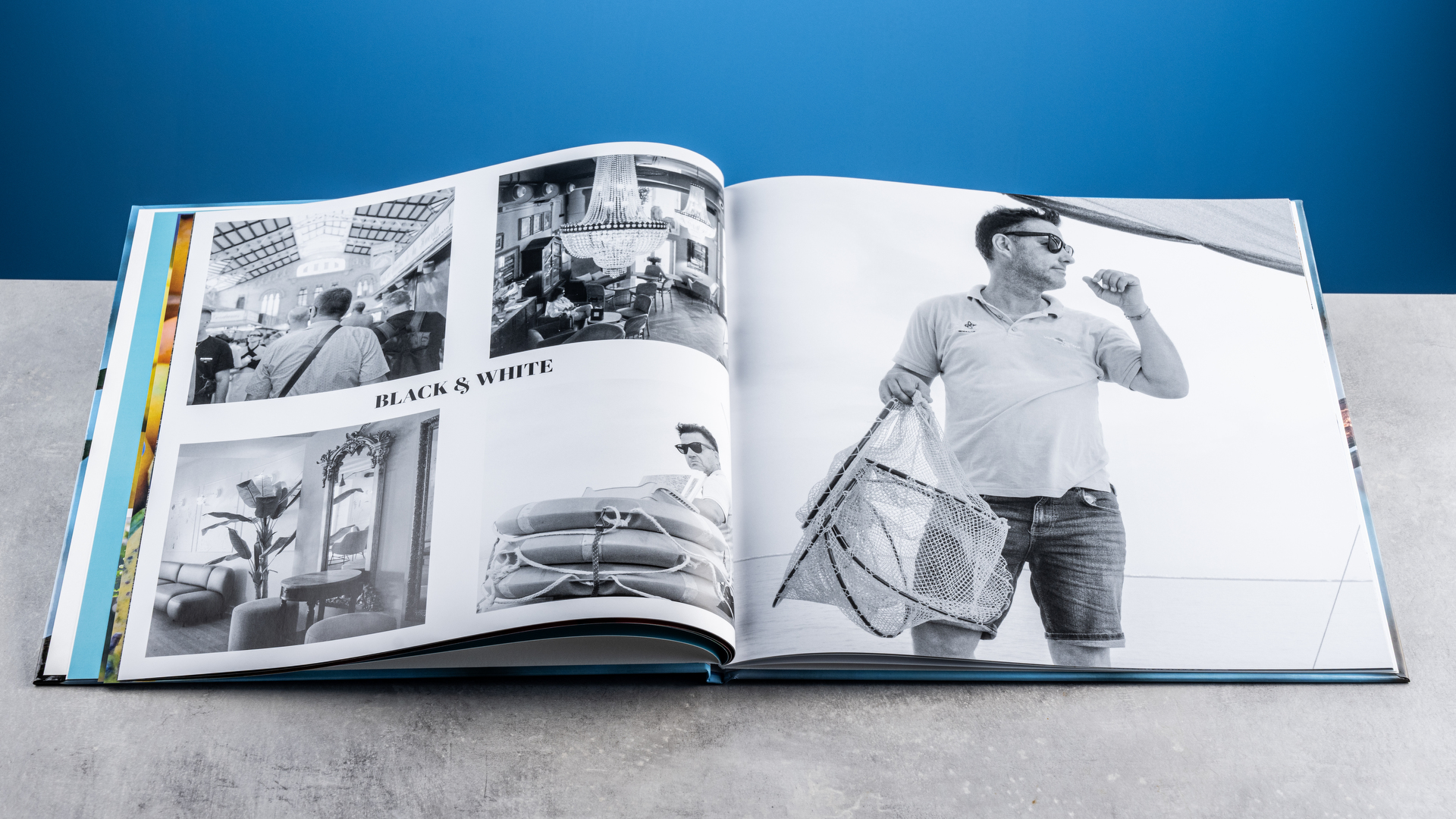 דפי ספר התמונות של Vistaprint שצולמו על שולחן מול רקע כחול