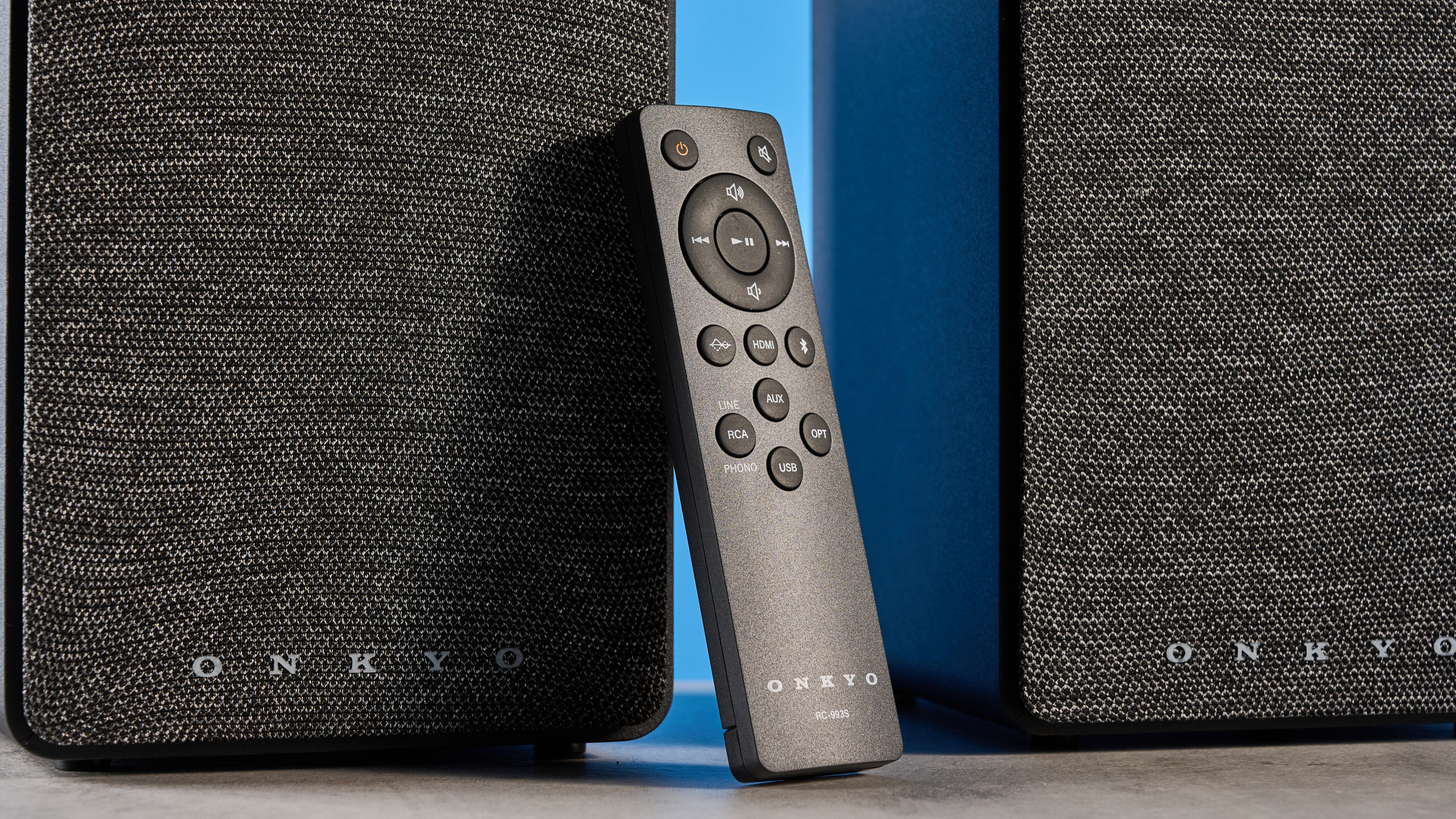 רמקולי מדף ספרים Onkyo GX-30ARC מצולמים על רקע כחול
