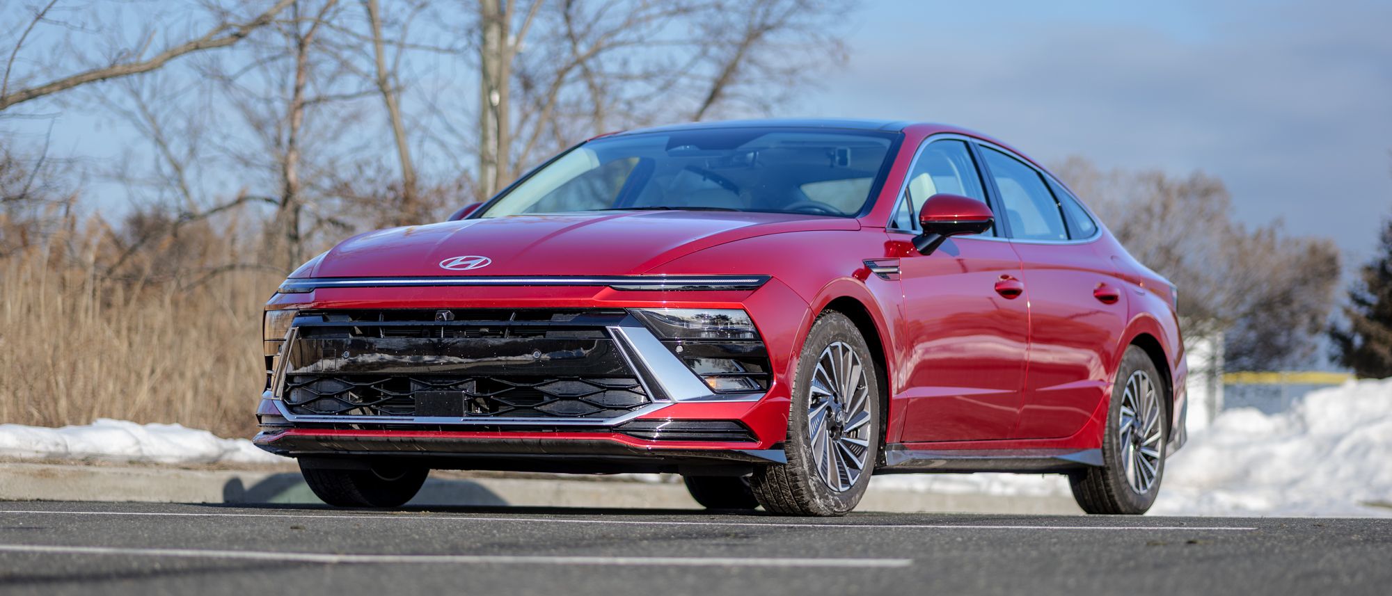 תשכחו מב.מ.וו ווולוו - נהגתי ביונדאי סונטה היברידית במשך שבוע וזו הסיבה לכך שרכבי יוקרה מוערכים יתר על המידה מאת ג'ון ולסקו פורסם ב-22 במרץ 26. בחירת העורך יונדאי סונטה היברידית 2026 מציעה את החיסכון בגז עם מערכת ההנעה ההיברידית שלה, תוך שהיא מציעה כמות מטורפת של תכונות מתחרה.