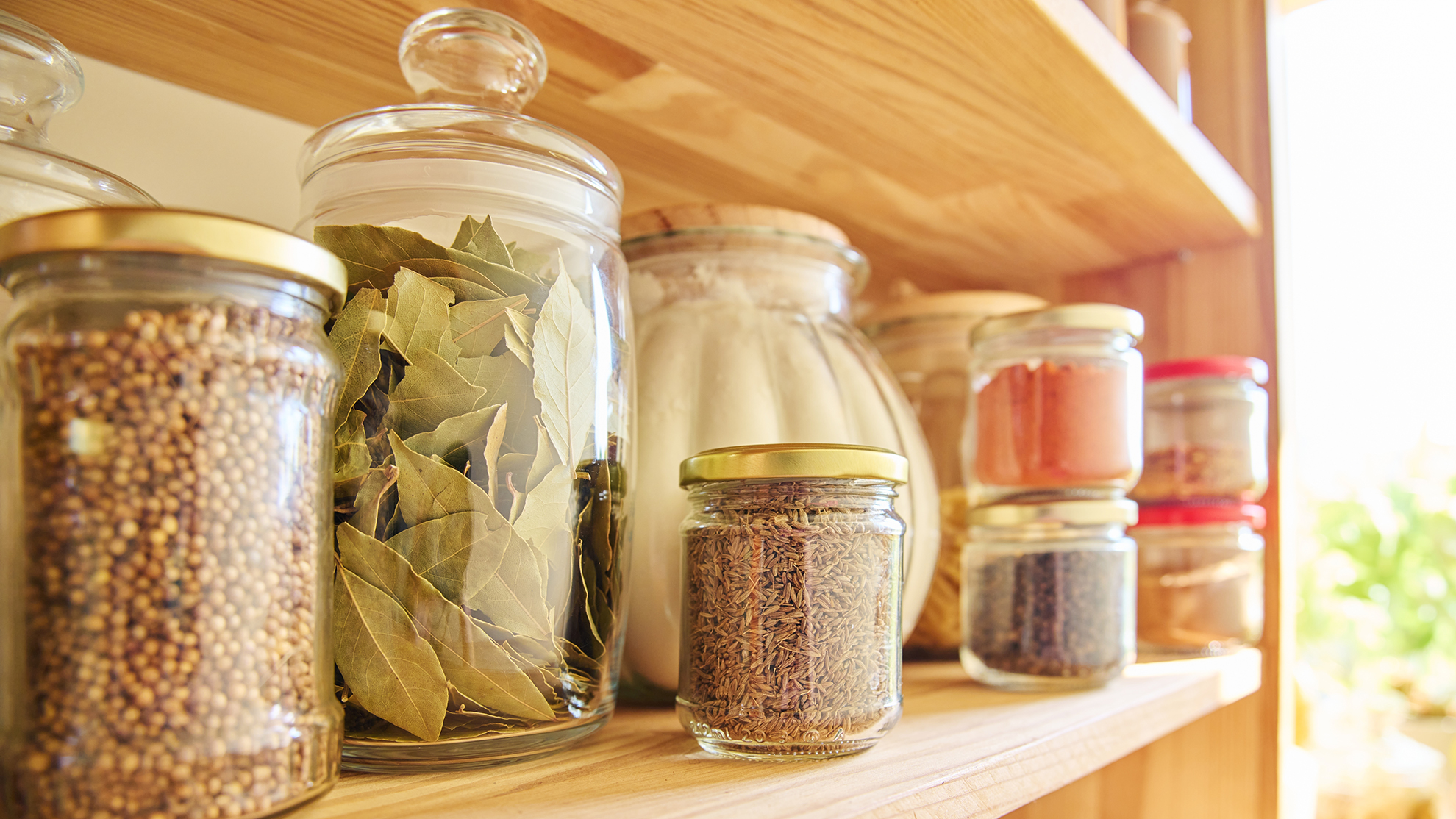 מזווה עם קמח ותבלינים