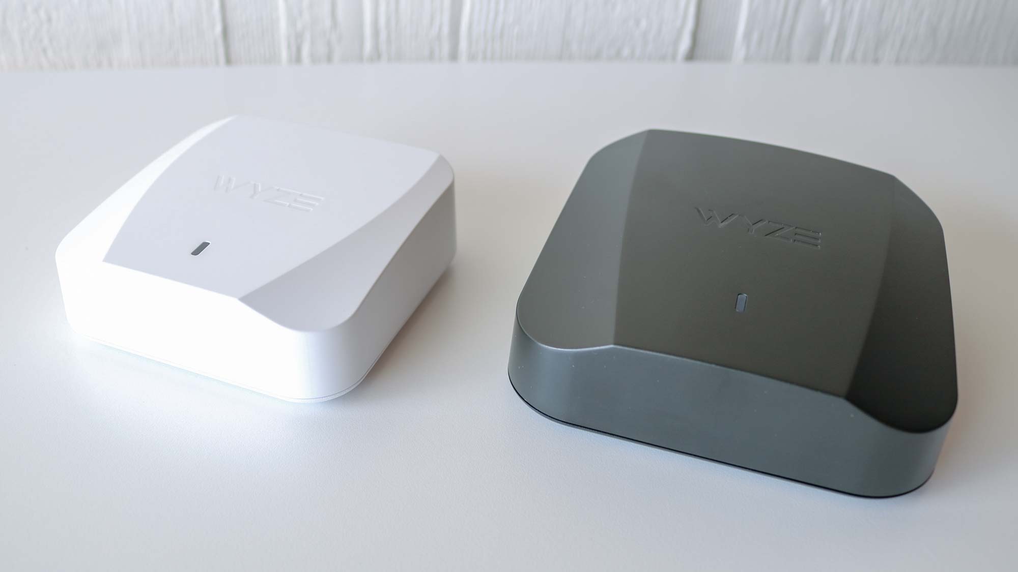 נתב Wyze Mesh ליד Wyze Mesh Router Pro על שולחן