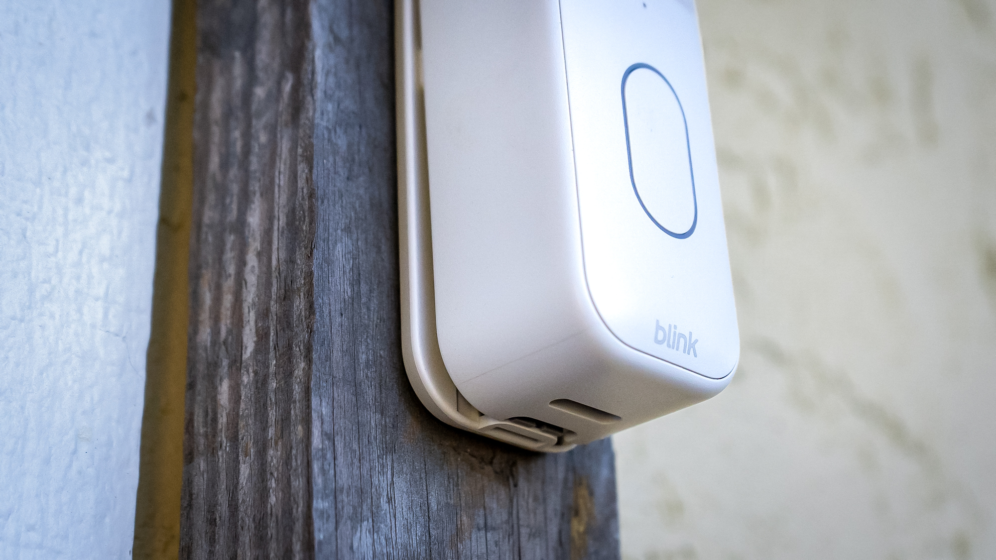 Blink Video Doorbell (דור שני) מותקן על משקוף