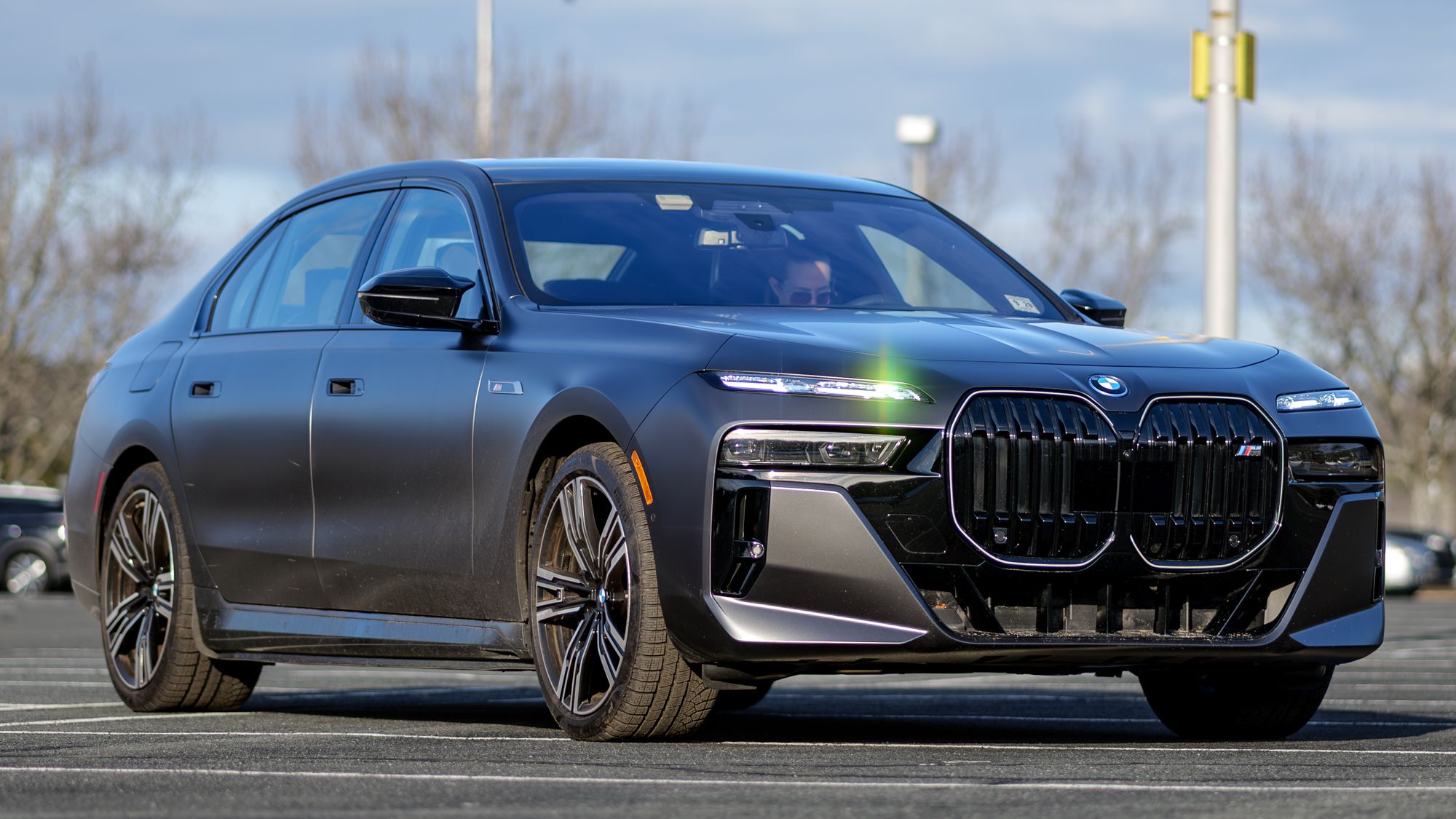 נהגתי ב-BMW i7 M70 במשך שבוע - החלפת נתיב עם העיניים שלך, דלתות נסגרות מעצמך וגג ה-LED המטריף ביותר שראיתי אי פעם מאת ג'ון ולסקו עודכן לאחרונה ב-26 במרץ 26. בדקתי את BMW i7 M70 xDrive 2026 במשך שבוע כדי לגלות מה יש לדגם ה-EV החשמלי הזה להציע בשוק בהשוואה לכל מכוניות הנוסעים היוקרתיות האחרות.