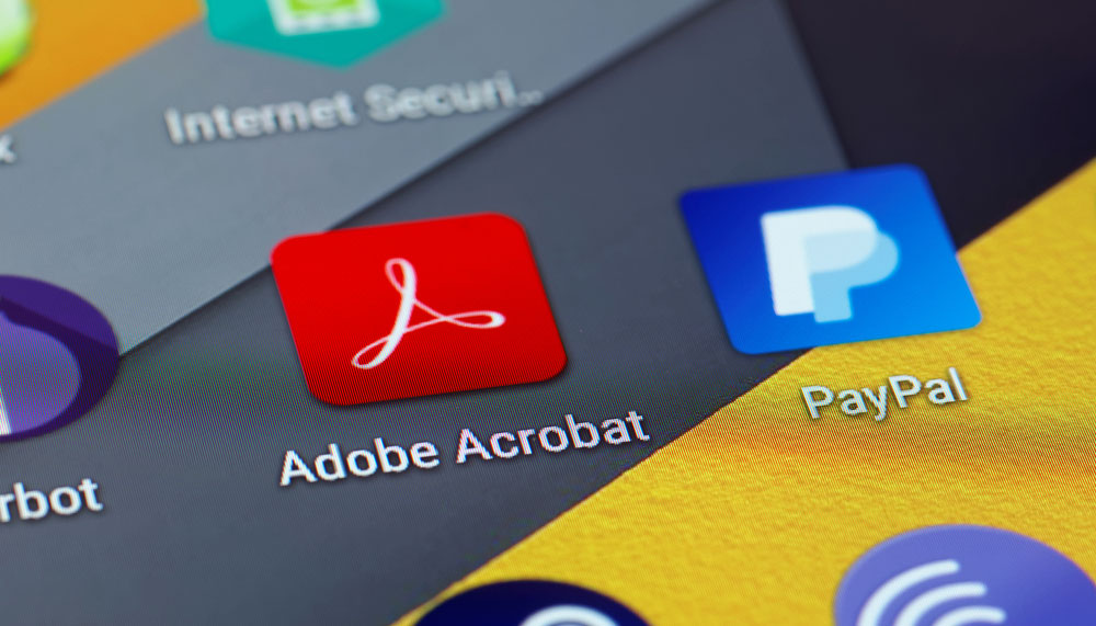 הסמל של אפליקציית Adobe Acrobat על מסך סמארטפון.