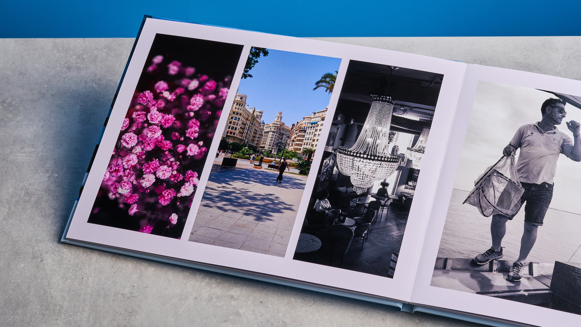 ספר צילומים של Popsa שצולם מול רקע כחול