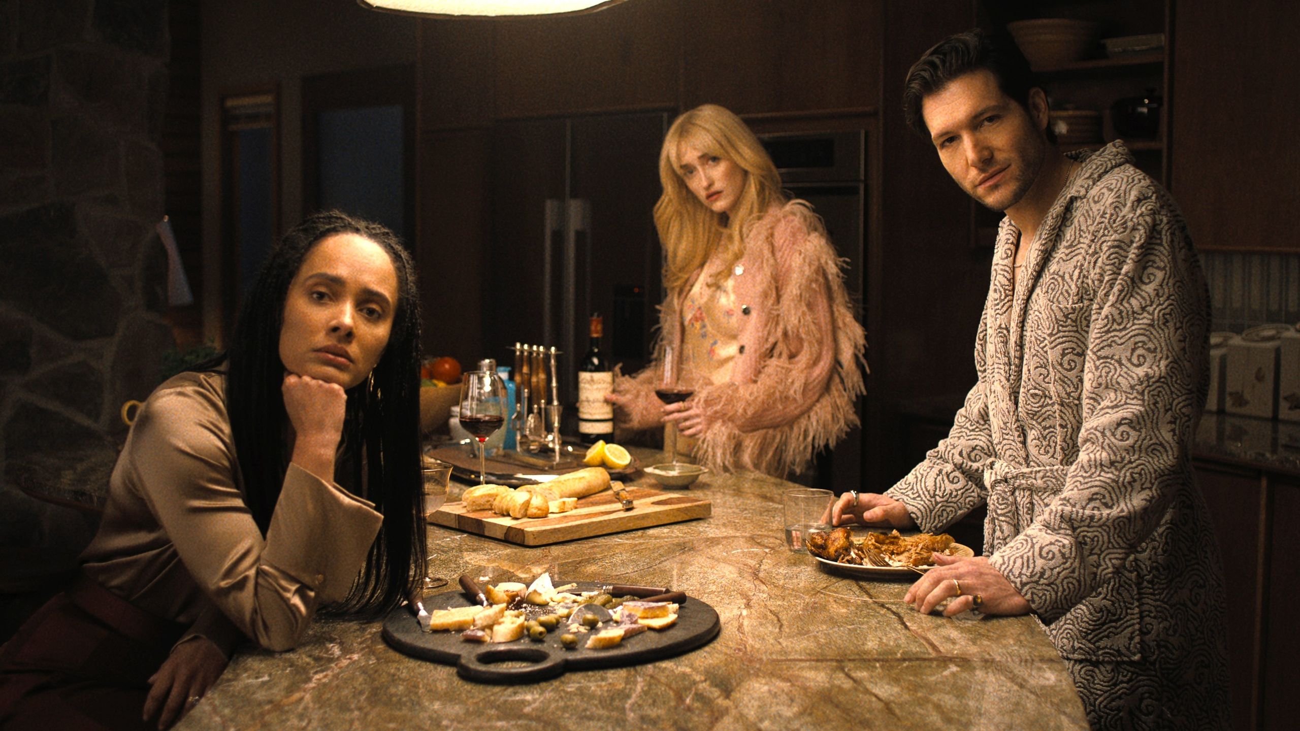 סיימת את 'משהו רע מאוד הולך לקרות'? 3 תוכניות המתח האפלות האלה בנטפליקס מסמרות את אותה תחושת אימה